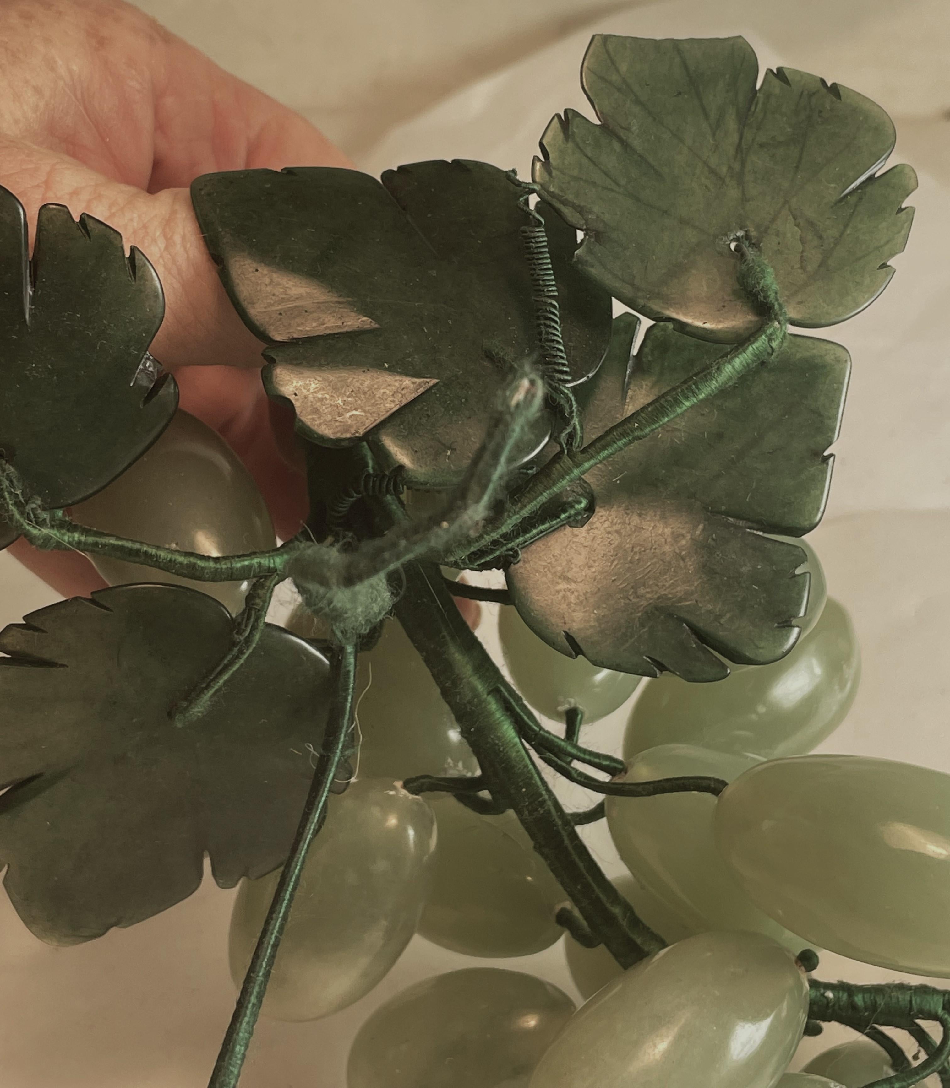 Racimo de uvas tallado en jade asiático/Racimo de frutas de piedra dura con hojas Decorativo en venta 5