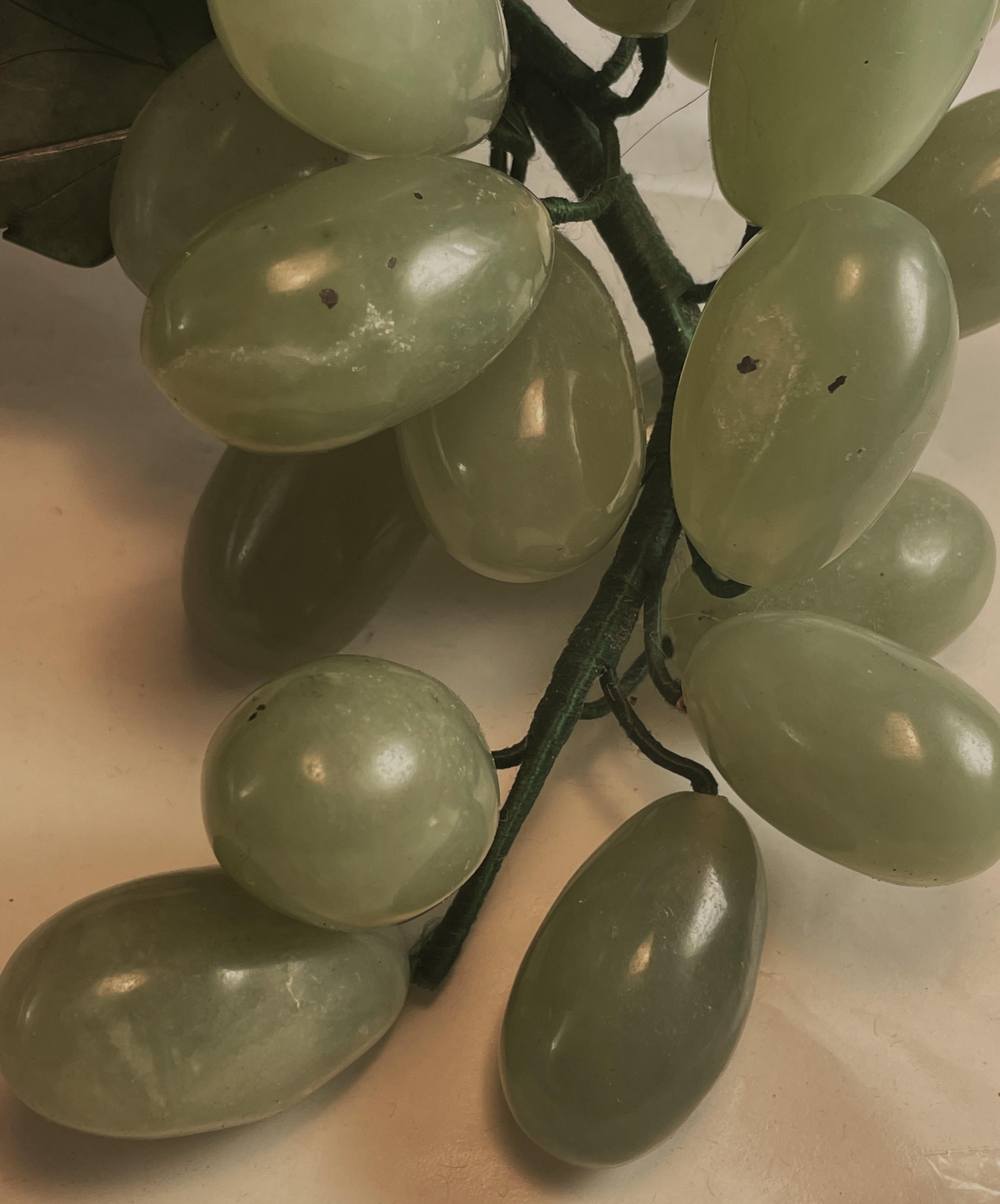 Se trata de un racimo realista y maravillosamente agradable de uvas talladas en jade con hojas talladas en jade más oscuro. Me encantan estas esculturas de frutas talladas en piedra semipreciosa y tengo otras en la lista, incluido otro conjunto de
