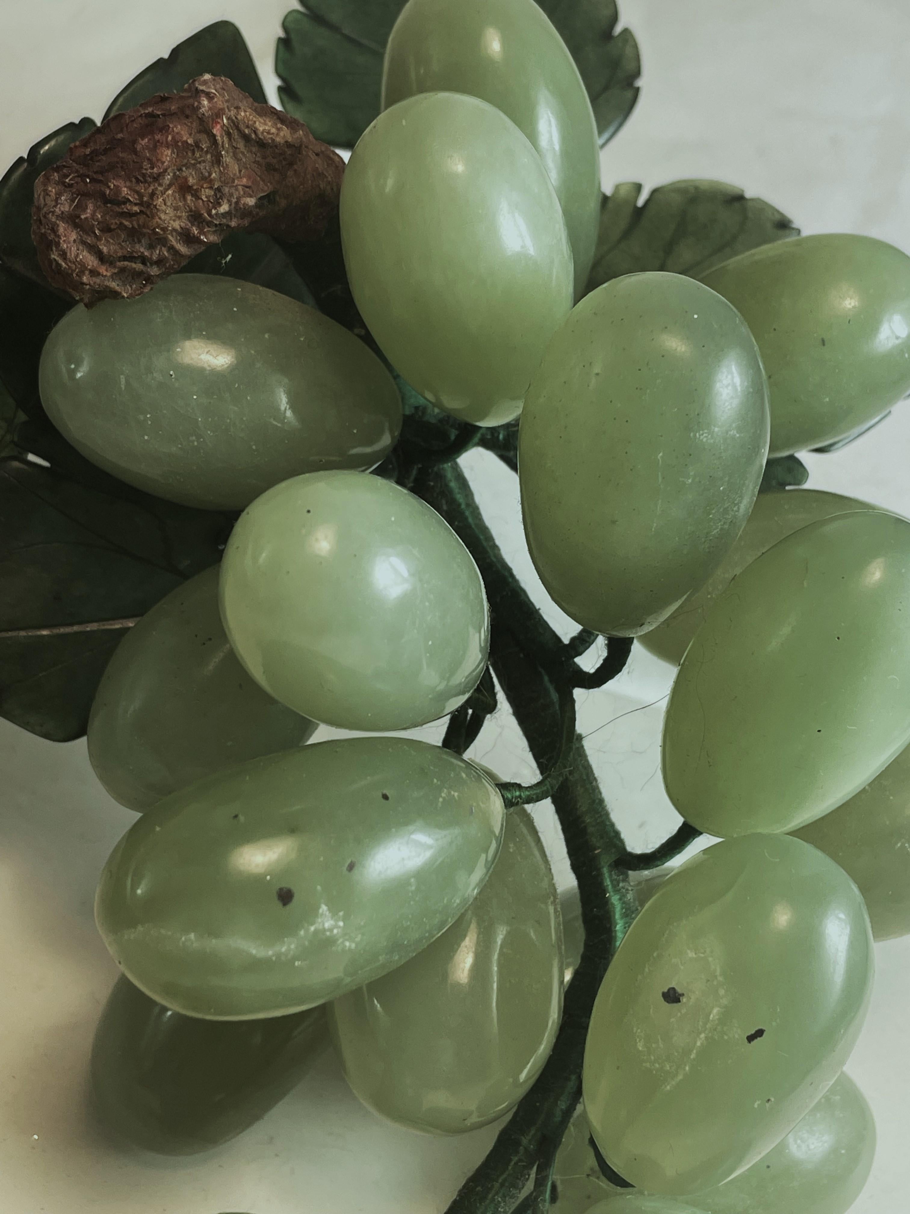 Racimo de uvas tallado en jade asiático/Racimo de frutas de piedra dura con hojas Decorativo Moderno de mediados de siglo en venta