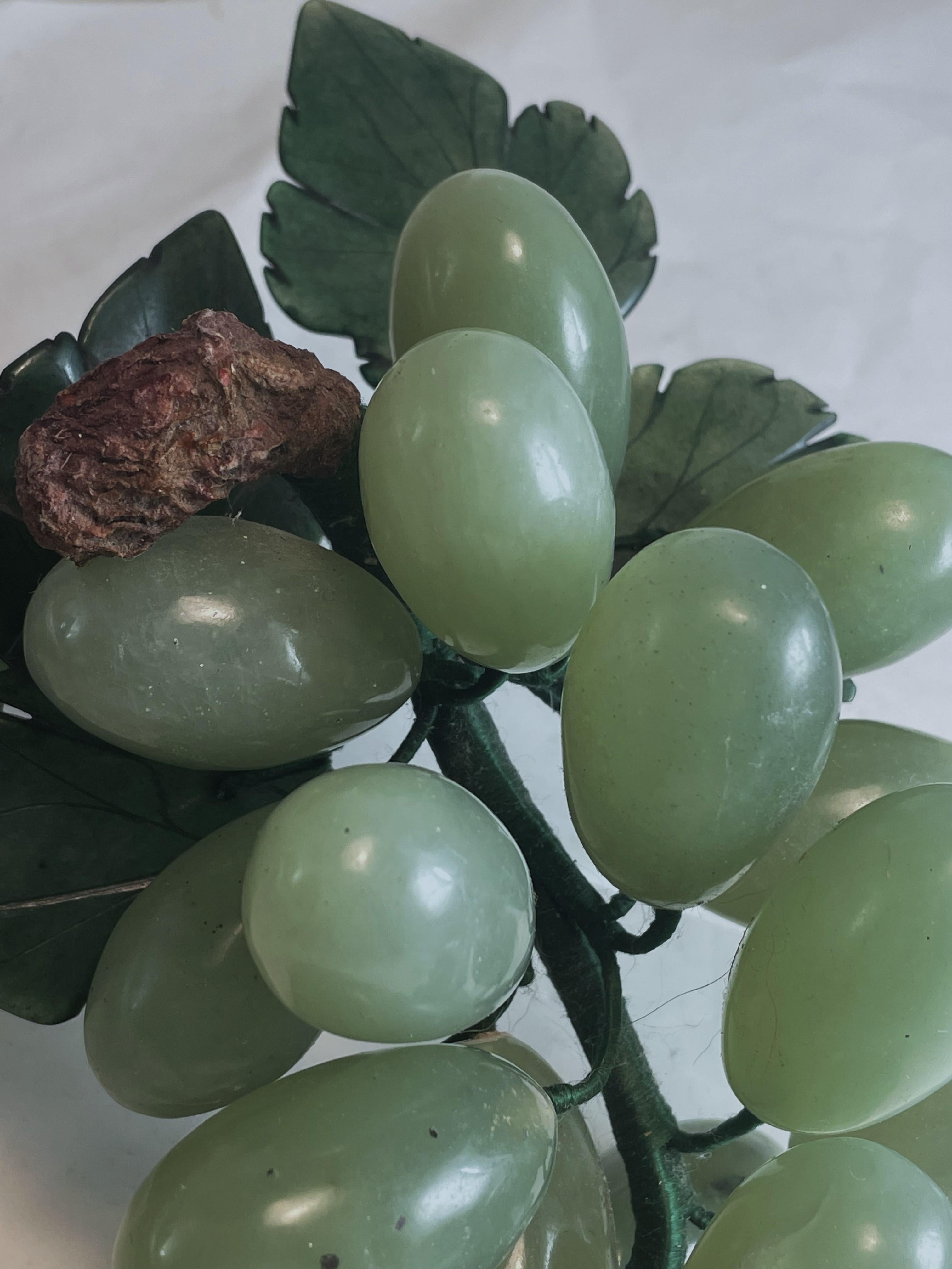 Racimo de uvas tallado en jade asiático/Racimo de frutas de piedra dura con hojas Decorativo Chino en venta