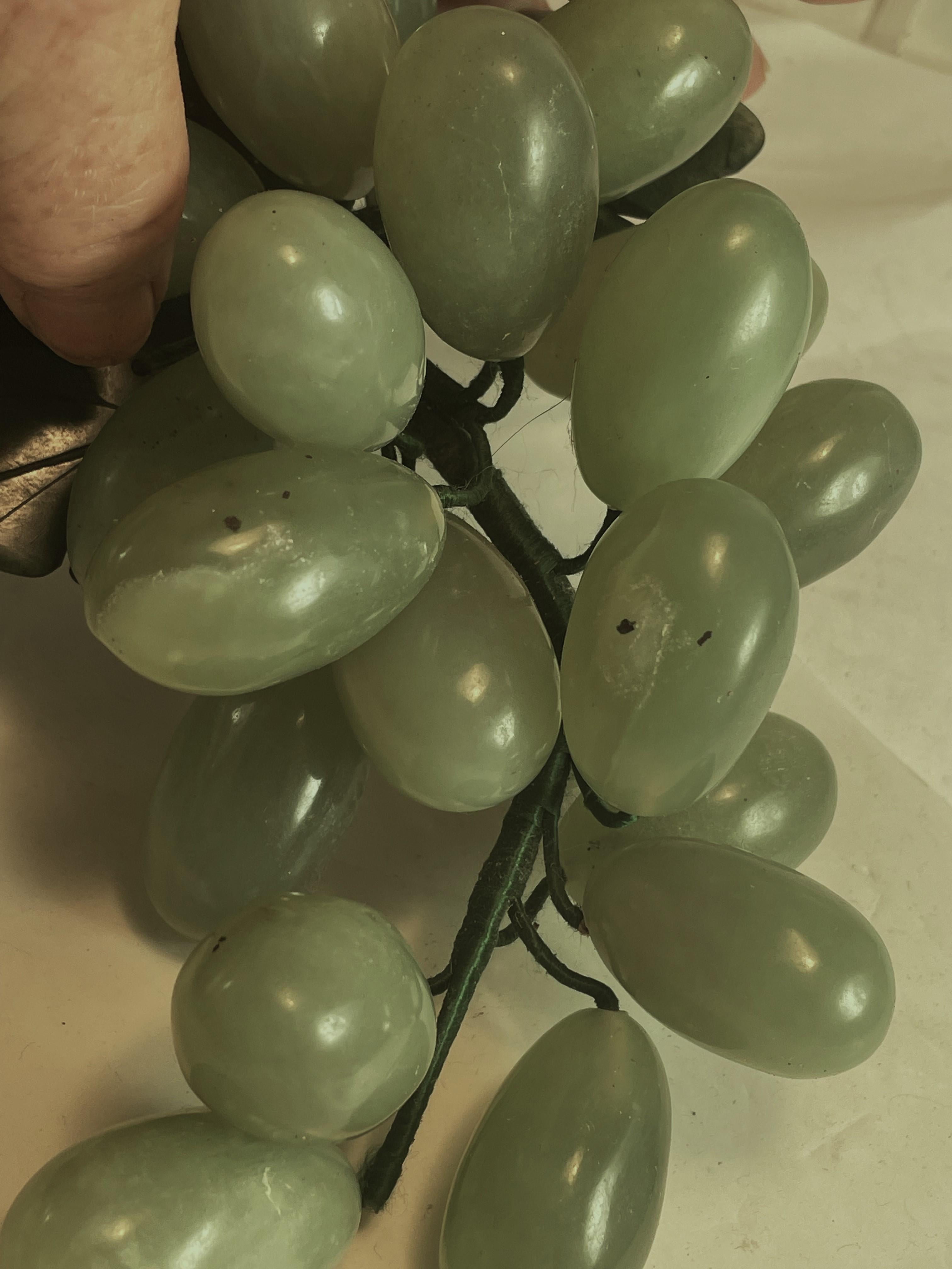 Racimo de uvas tallado en jade asiático/Racimo de frutas de piedra dura con hojas Decorativo Tallado en venta