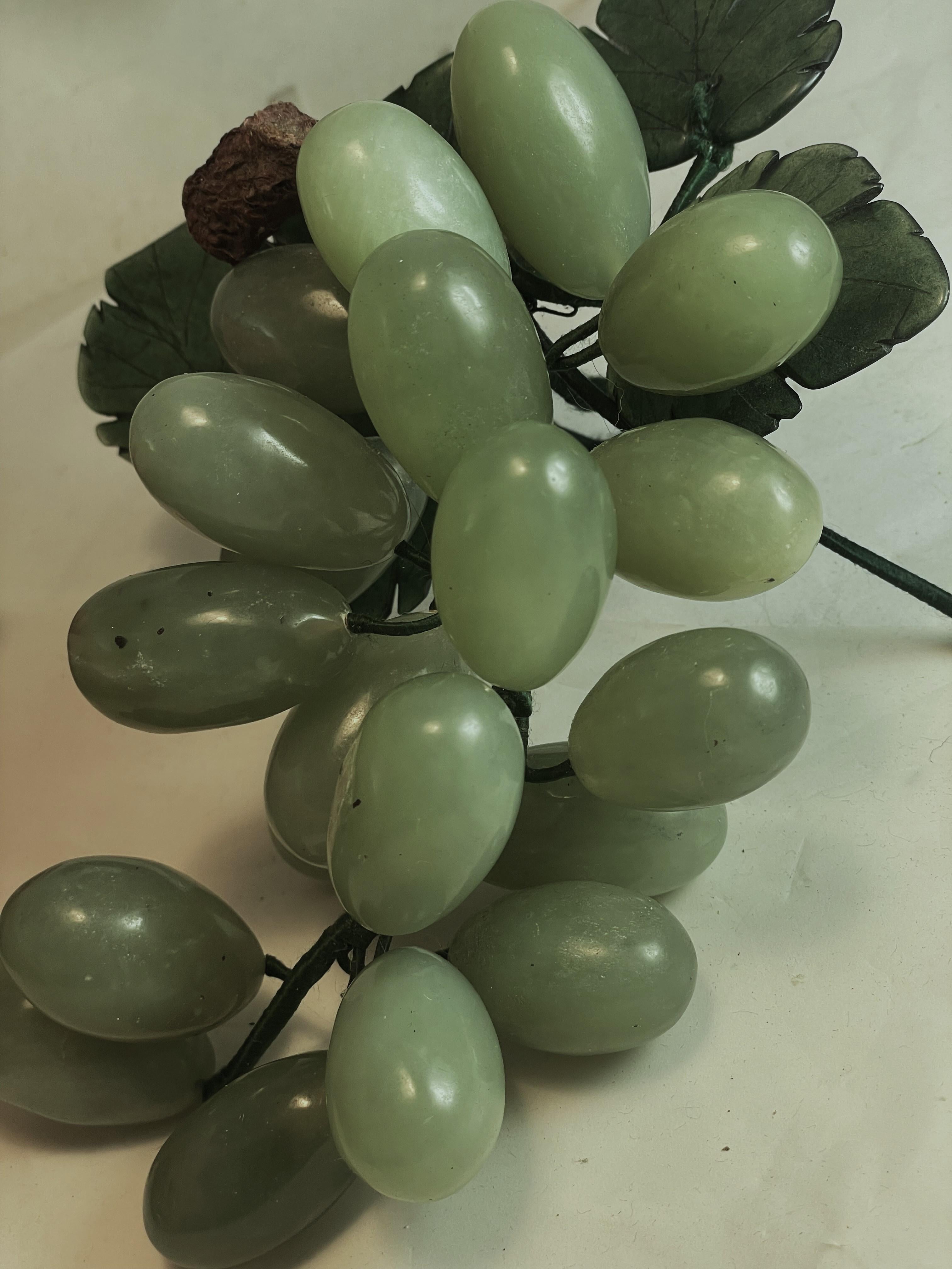 Racimo de uvas tallado en jade asiático/Racimo de frutas de piedra dura con hojas Decorativo en Bueno estado para la venta en Clifton Forge, VA