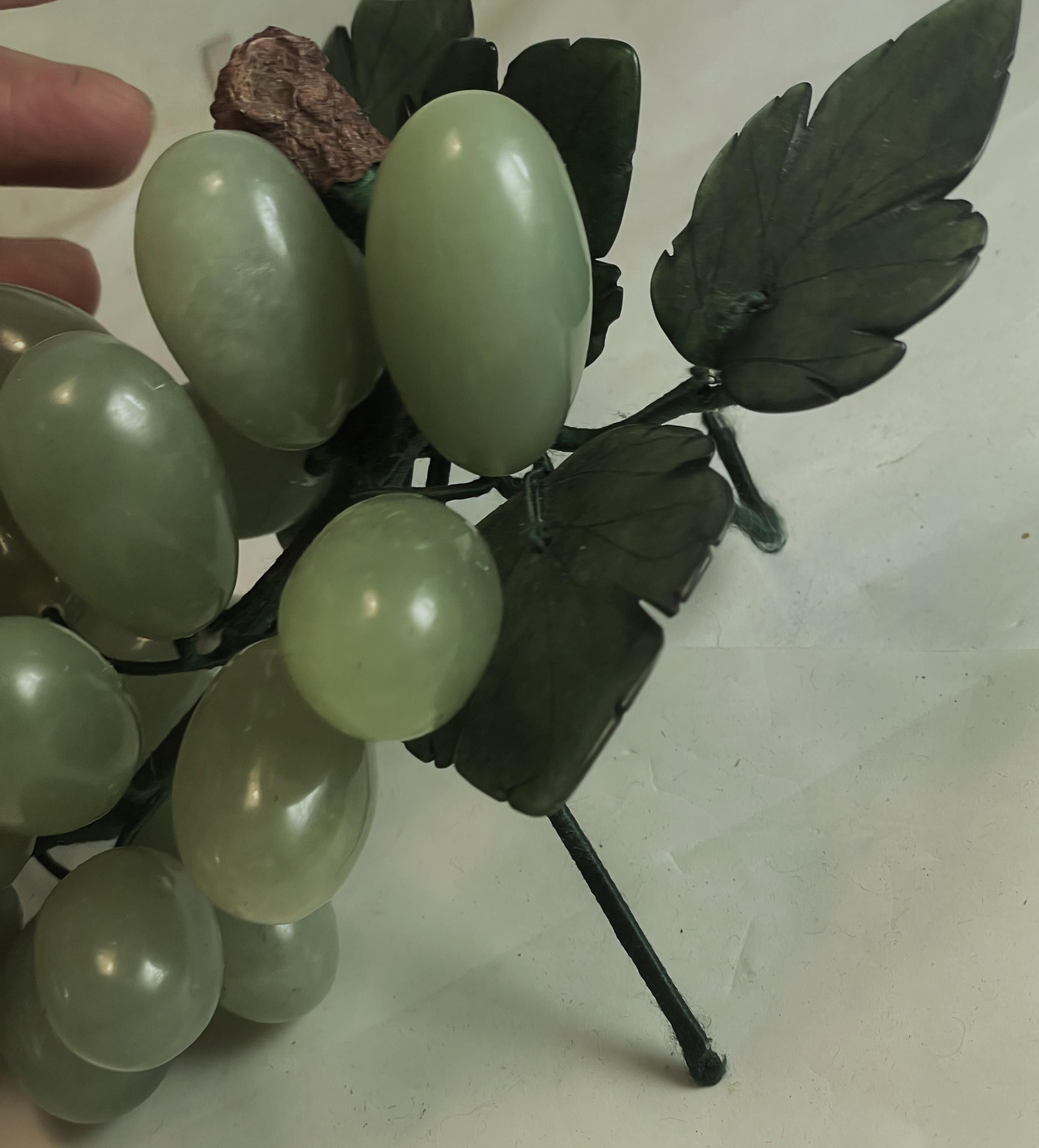 Racimo de uvas tallado en jade asiático/Racimo de frutas de piedra dura con hojas Decorativo siglo XX en venta
