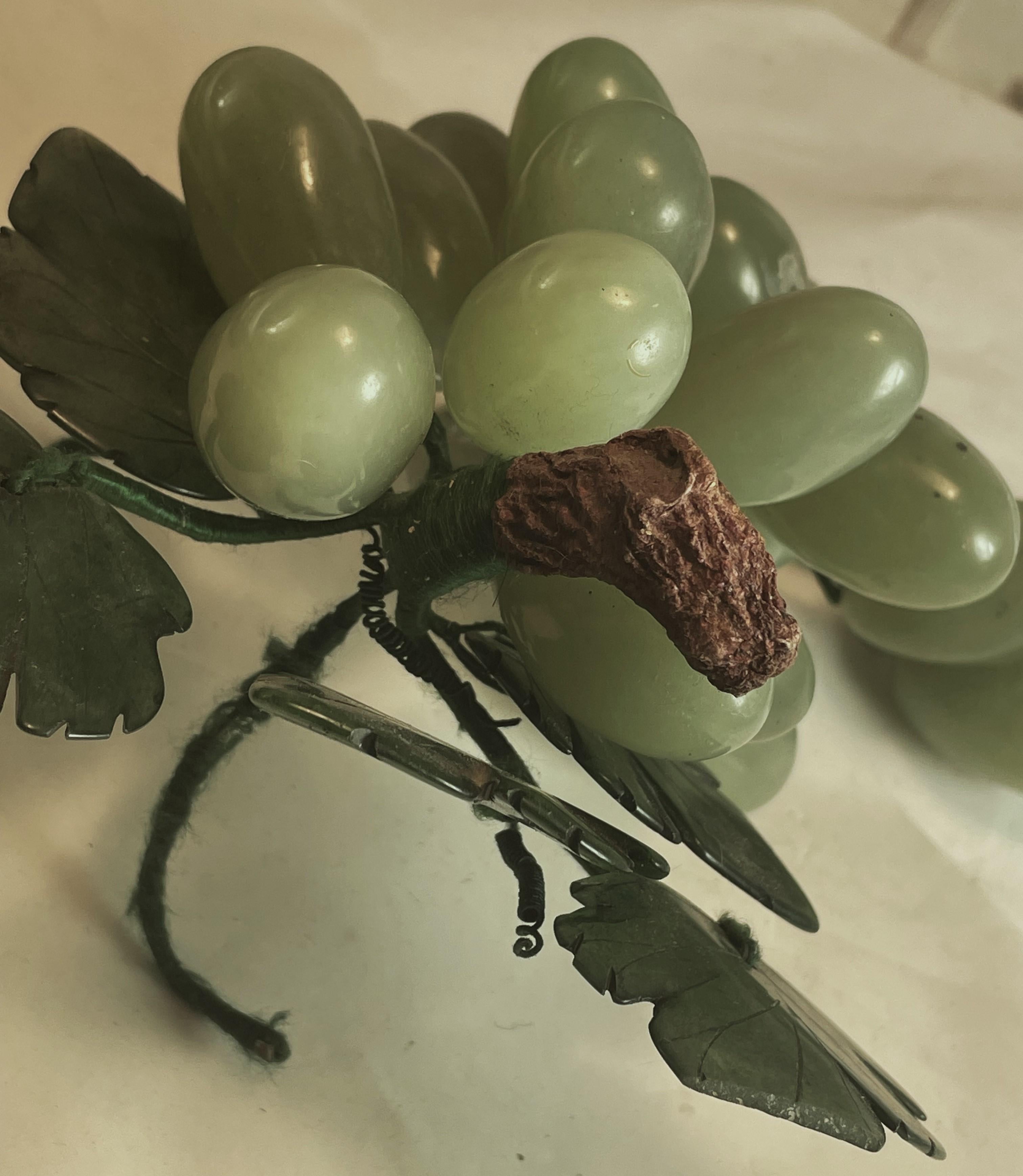 Racimo de uvas tallado en jade asiático/Racimo de frutas de piedra dura con hojas Decorativo en venta 1