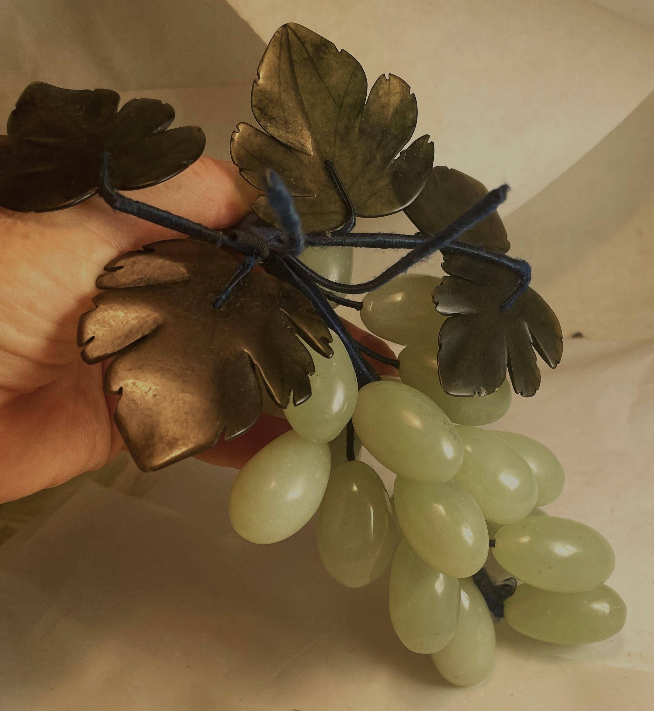 Racimo de Uvas Asiático de Jade Tallado en Piedra Dura con Hojas Decorativo en venta 4