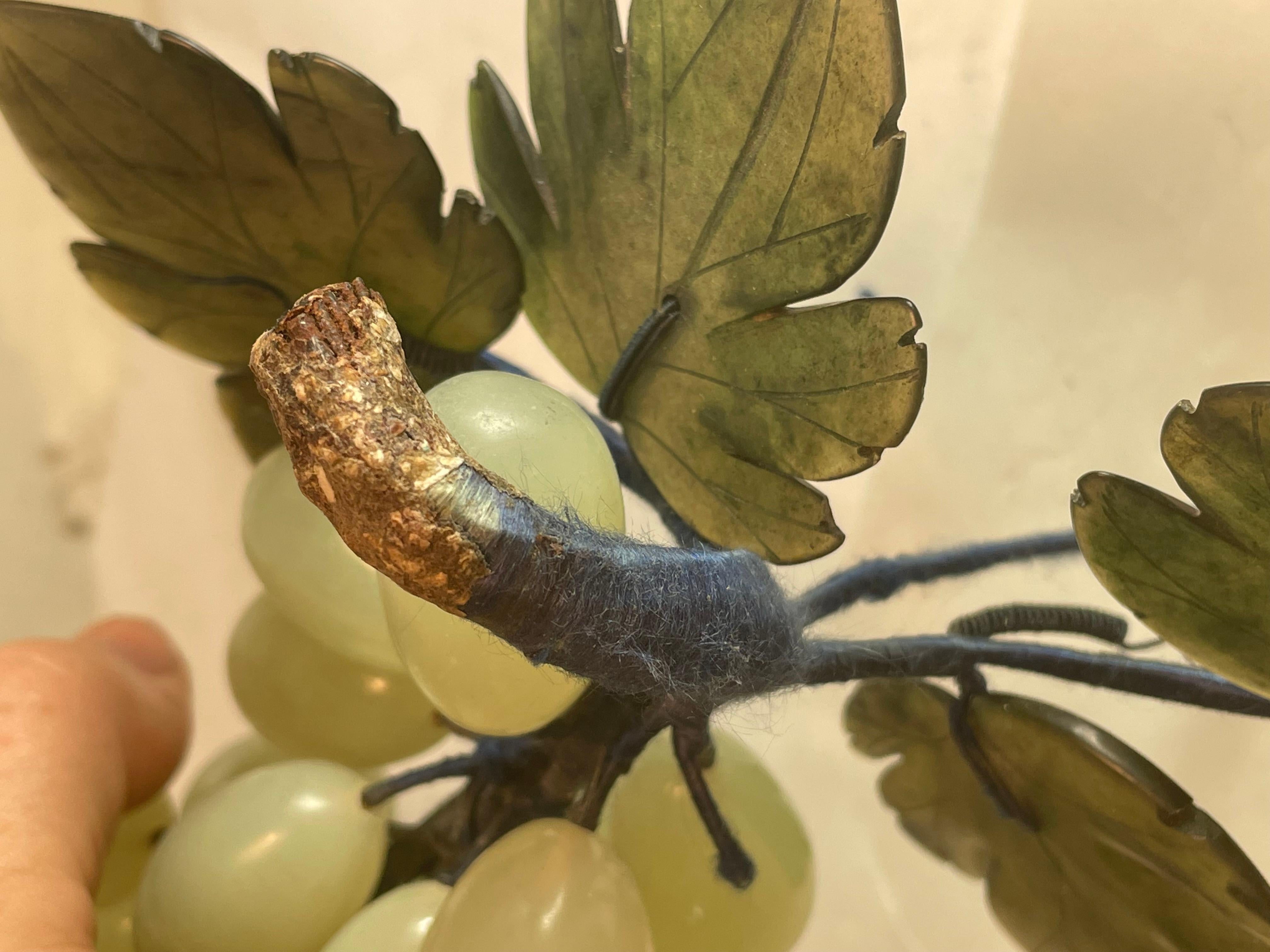 Racimo de Uvas Asiático de Jade Tallado en Piedra Dura con Hojas Decorativo en venta 6