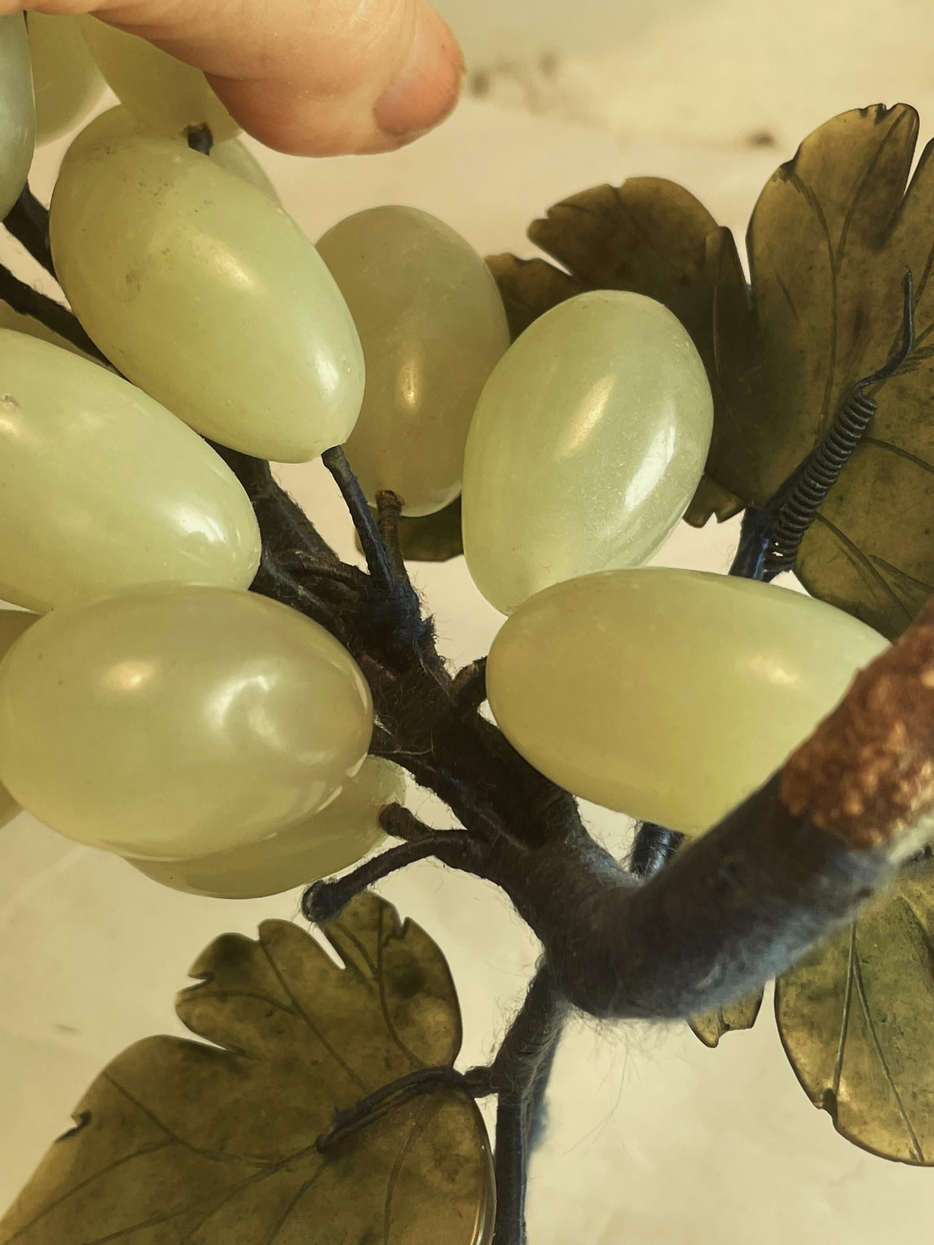 Racimo de Uvas Asiático de Jade Tallado en Piedra Dura con Hojas Decorativo en venta 7