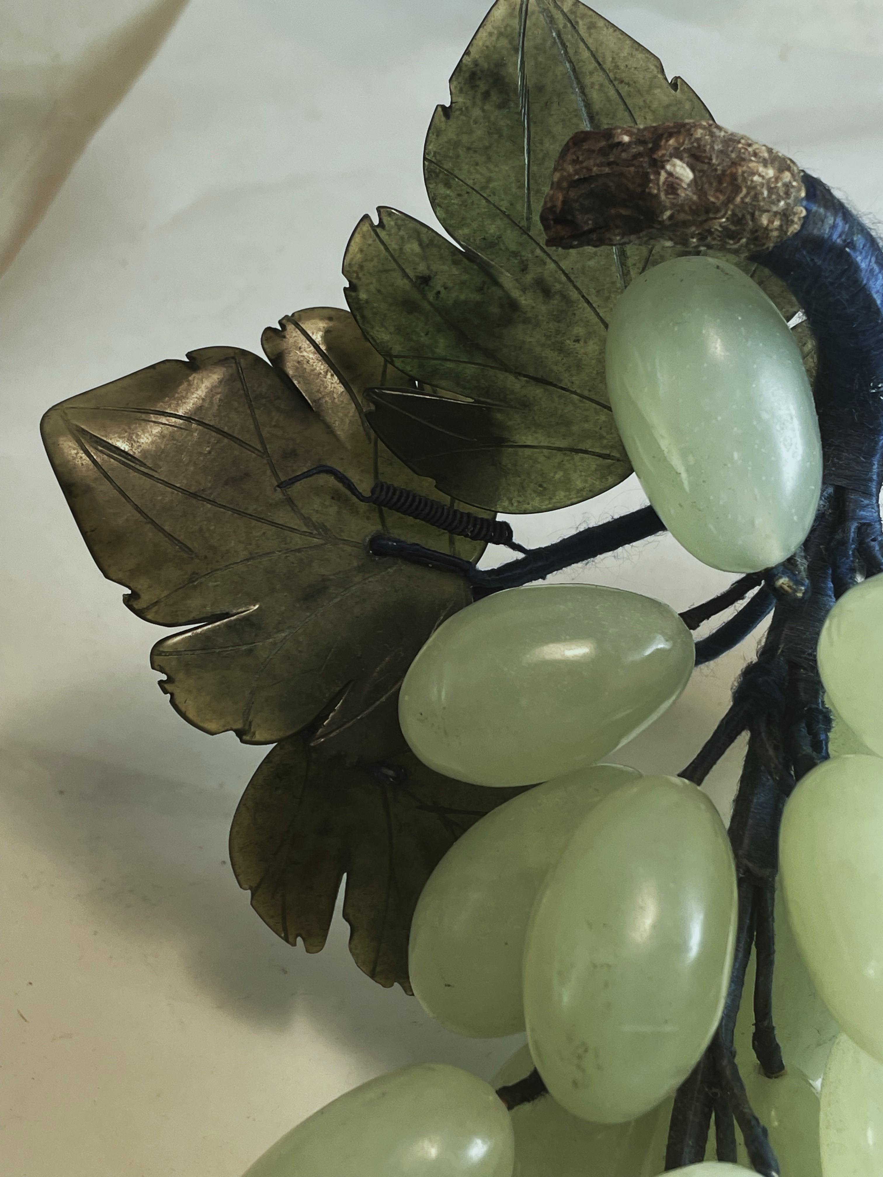 Racimo de Uvas Asiático de Jade Tallado en Piedra Dura con Hojas Decorativo Moderno de mediados de siglo en venta