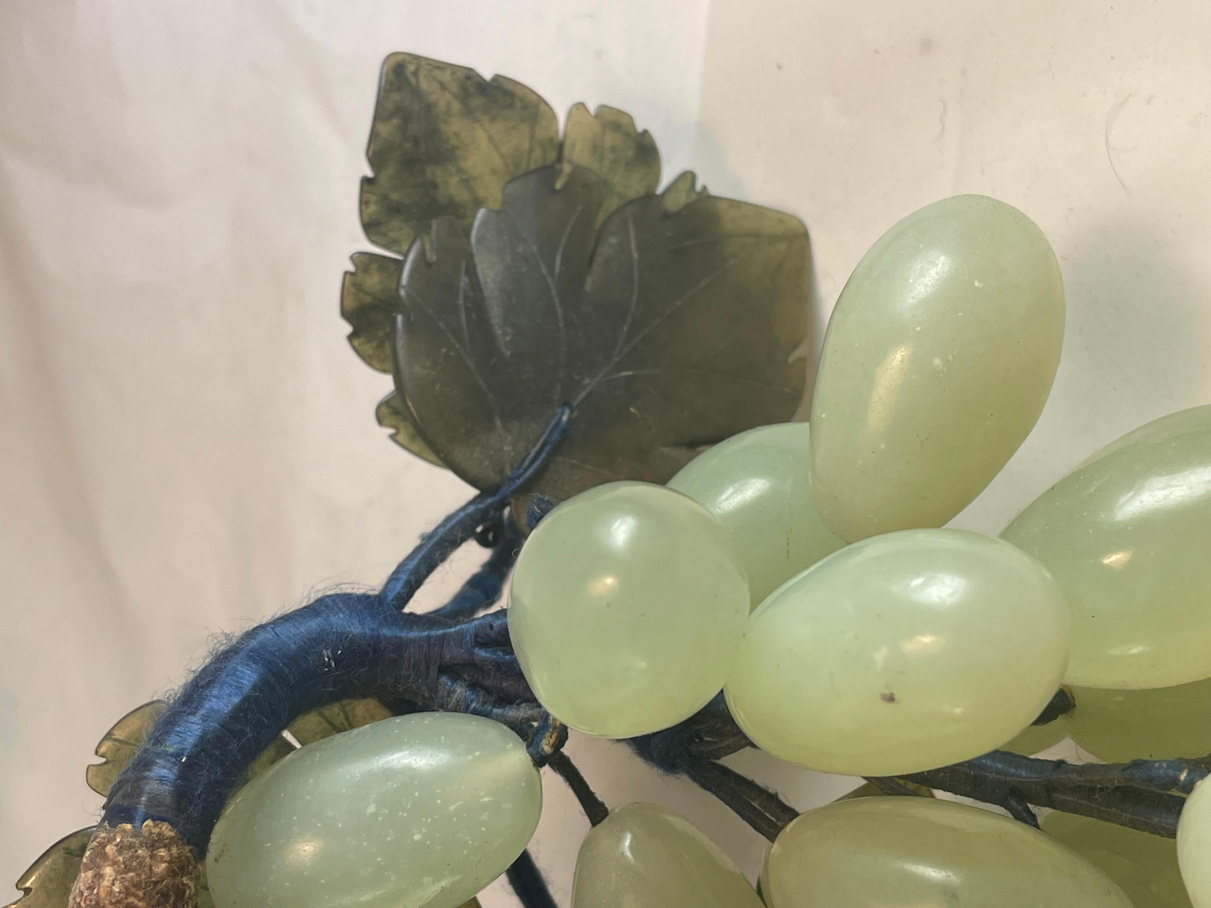 Racimo de Uvas Asiático de Jade Tallado en Piedra Dura con Hojas Decorativo Chino en venta
