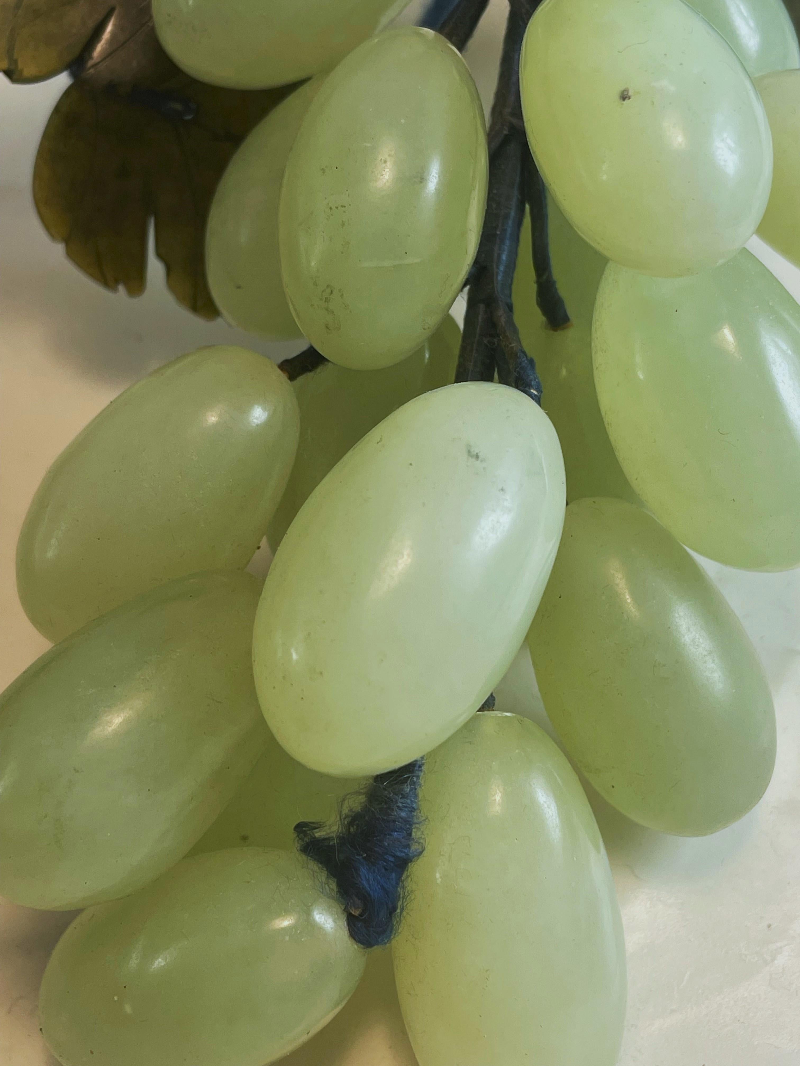Racimo de Uvas Asiático de Jade Tallado en Piedra Dura con Hojas Decorativo en Bueno estado para la venta en Clifton Forge, VA