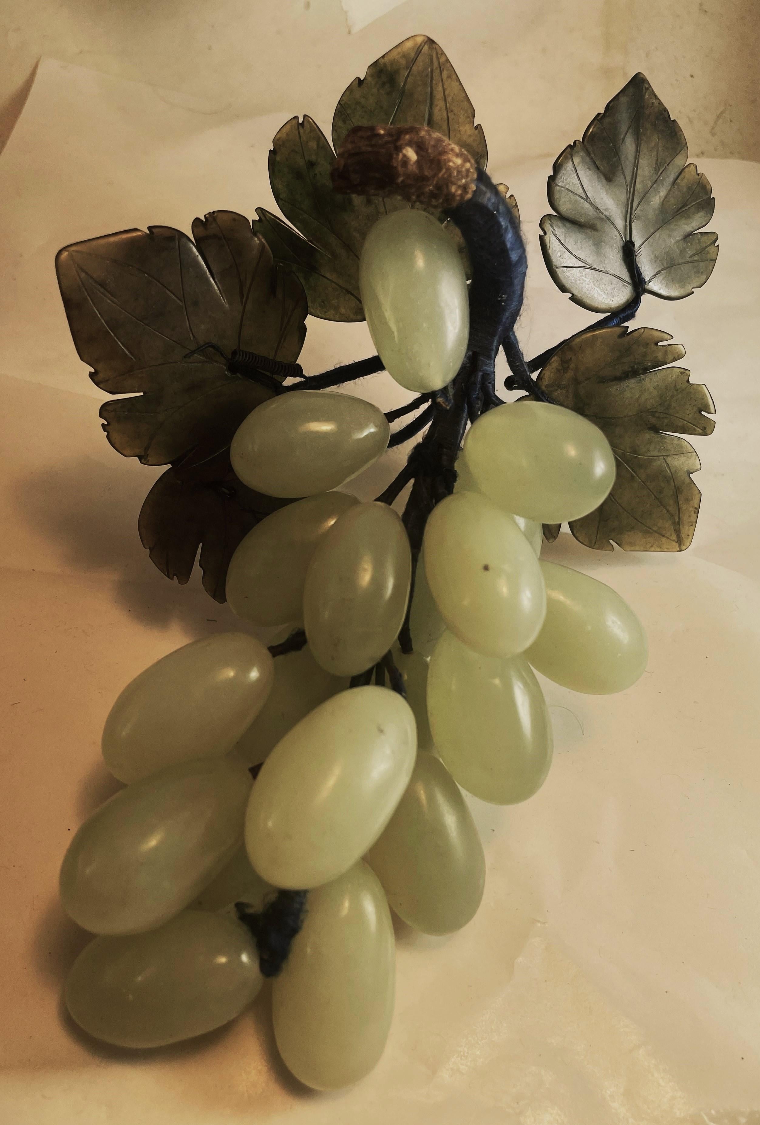 Racimo de Uvas Asiático de Jade Tallado en Piedra Dura con Hojas Decorativo siglo XX en venta