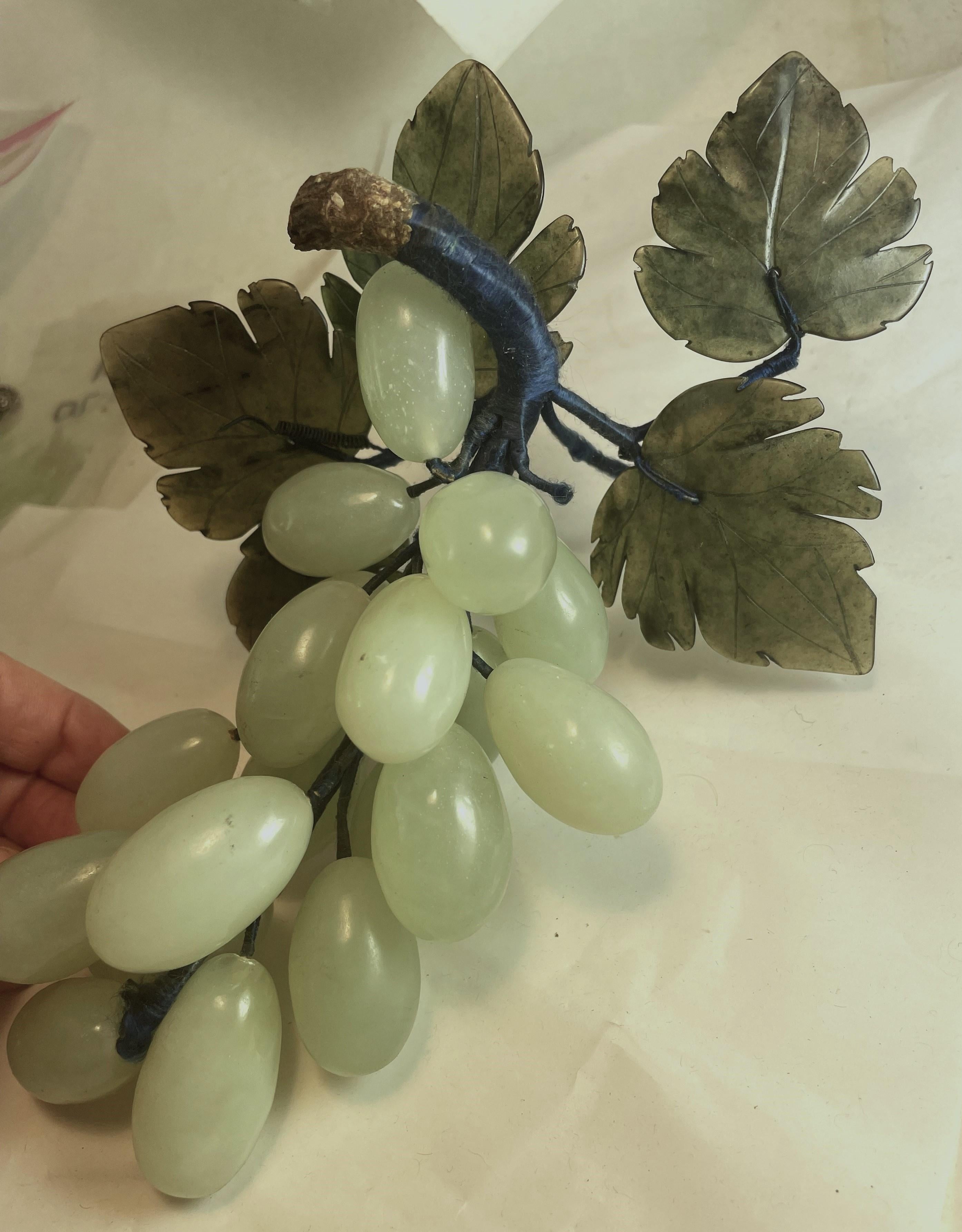 Racimo de Uvas Asiático de Jade Tallado en Piedra Dura con Hojas Decorativo en venta 1