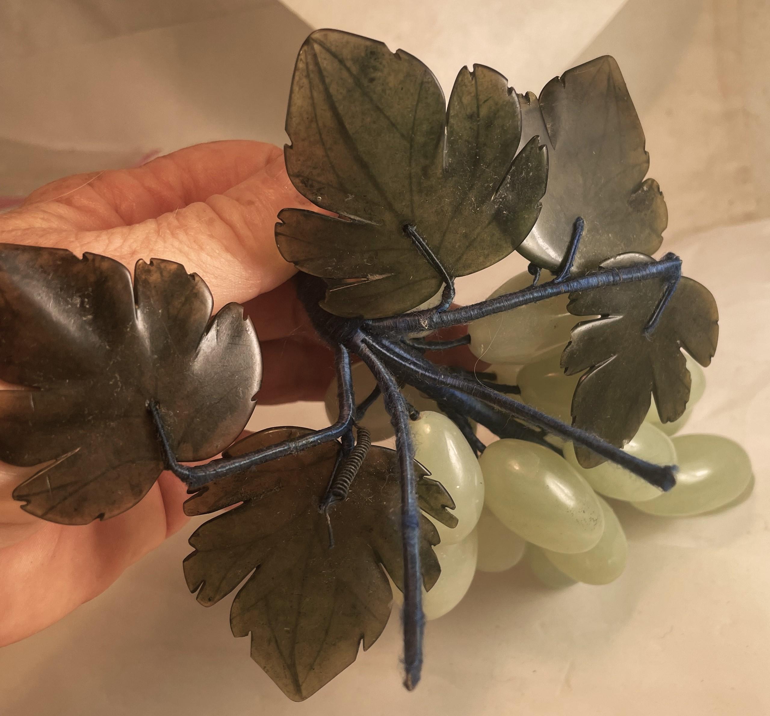 Racimo de Uvas Asiático de Jade Tallado en Piedra Dura con Hojas Decorativo en venta 3