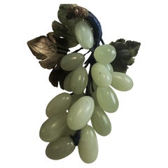 Racimo de Uvas Asiático de Jade Tallado en Piedra Dura con Hojas Decorativo