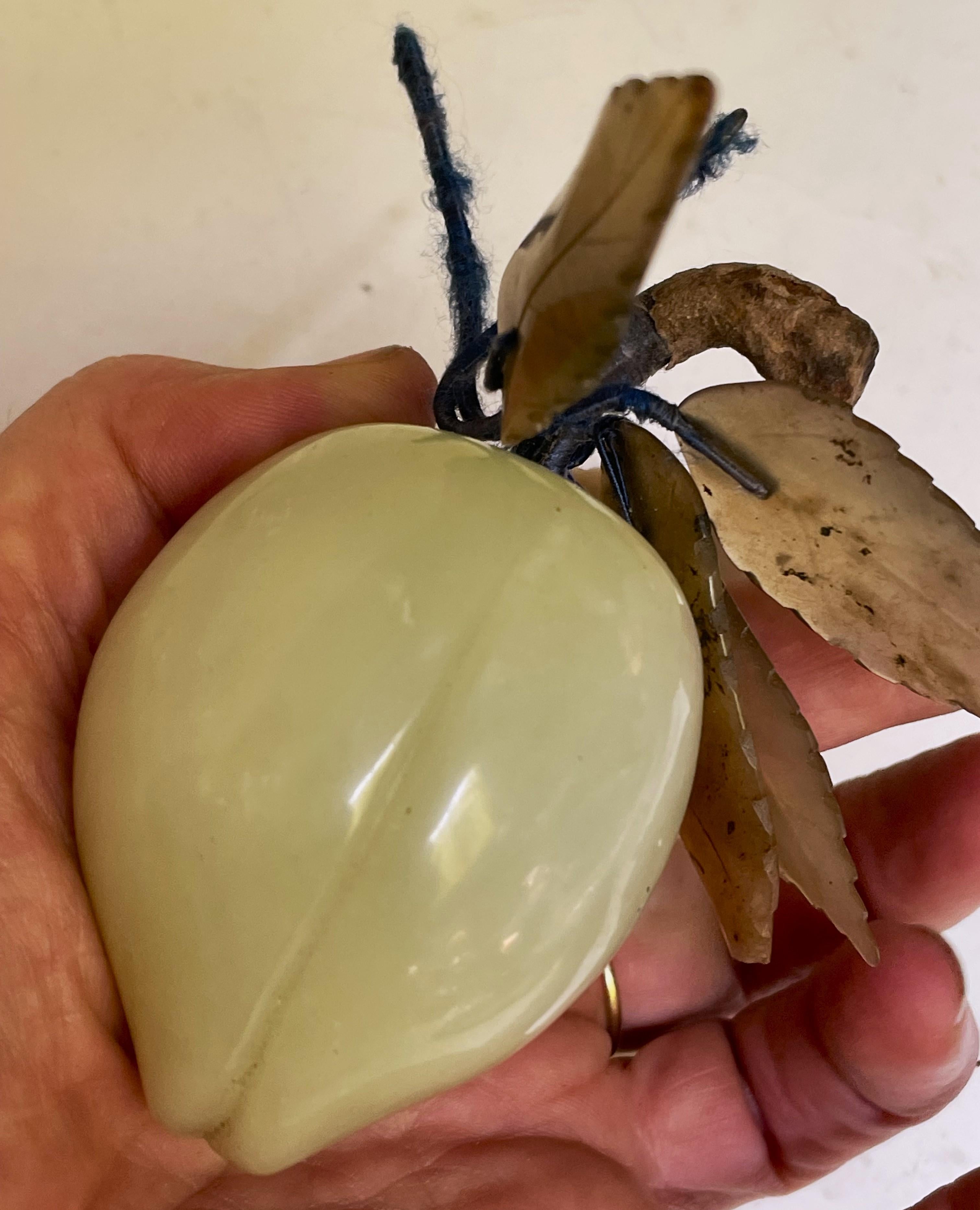 Se trata de una fruta de hueso duro, dulce y tallada, no estoy segura de si es una plomiza verde o un melocotón. Tiene talladas hojas de piedra, pero no sé de qué piedra están hechas, pero quedaría fabulosa sola o en una colección de otras frutas en