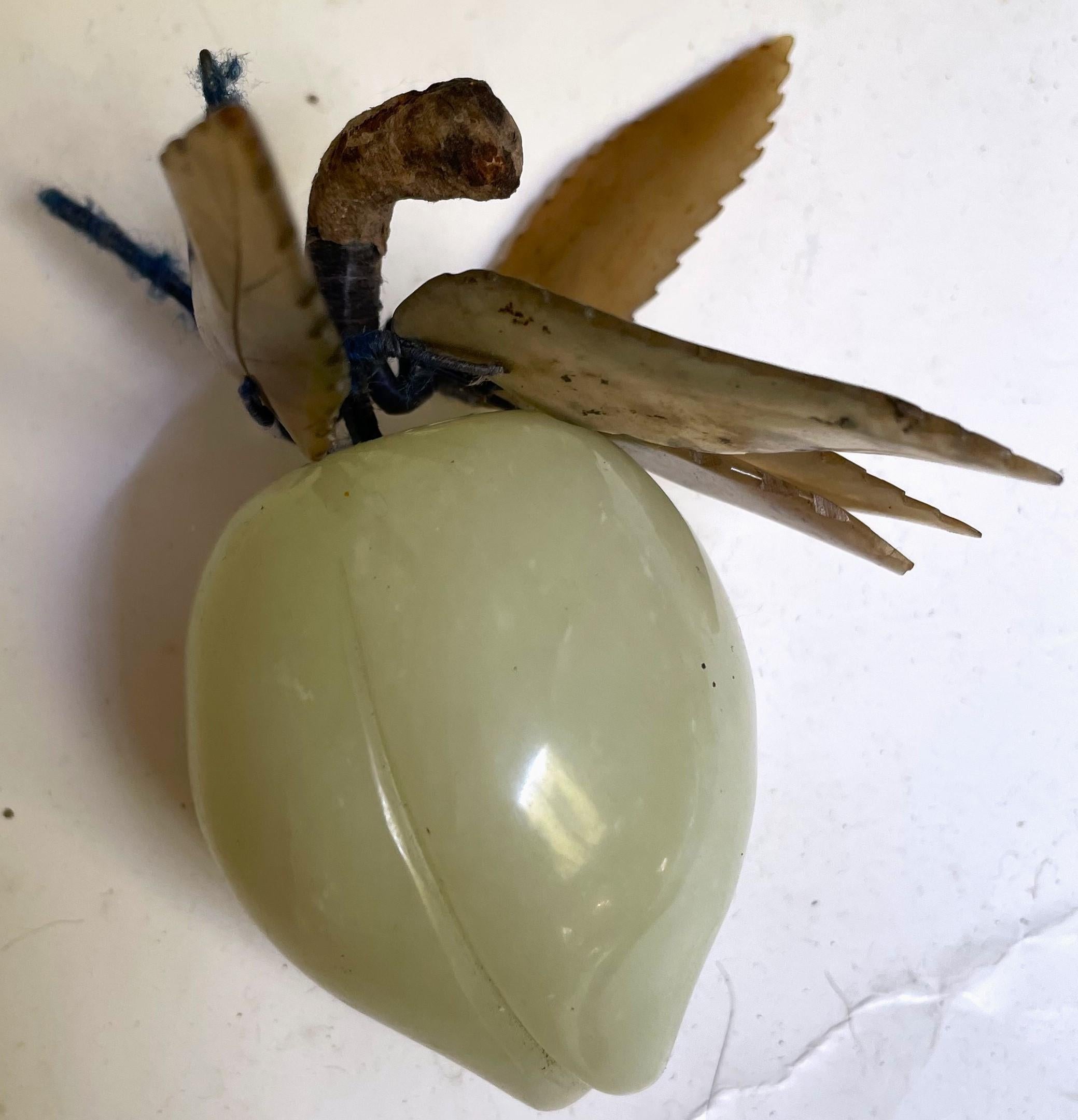 Jade Asiático Tallado Ciruela/Melocotón Fruta de Piedra Dura Hojas Talladas Moderno de mediados de siglo en venta