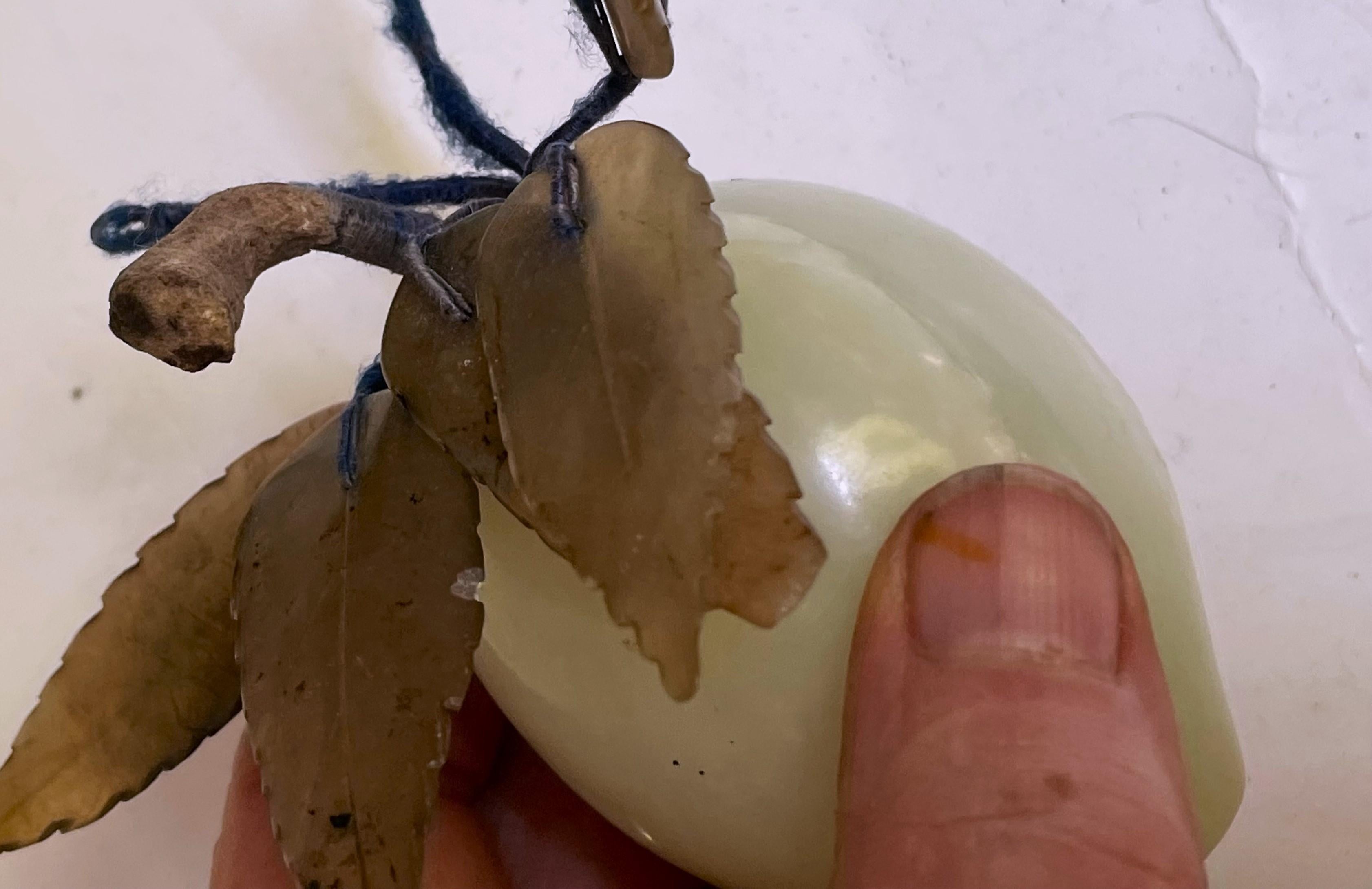 Jade Asiático Tallado Ciruela/Melocotón Fruta de Piedra Dura Hojas Talladas en Bueno estado para la venta en Clifton Forge, VA