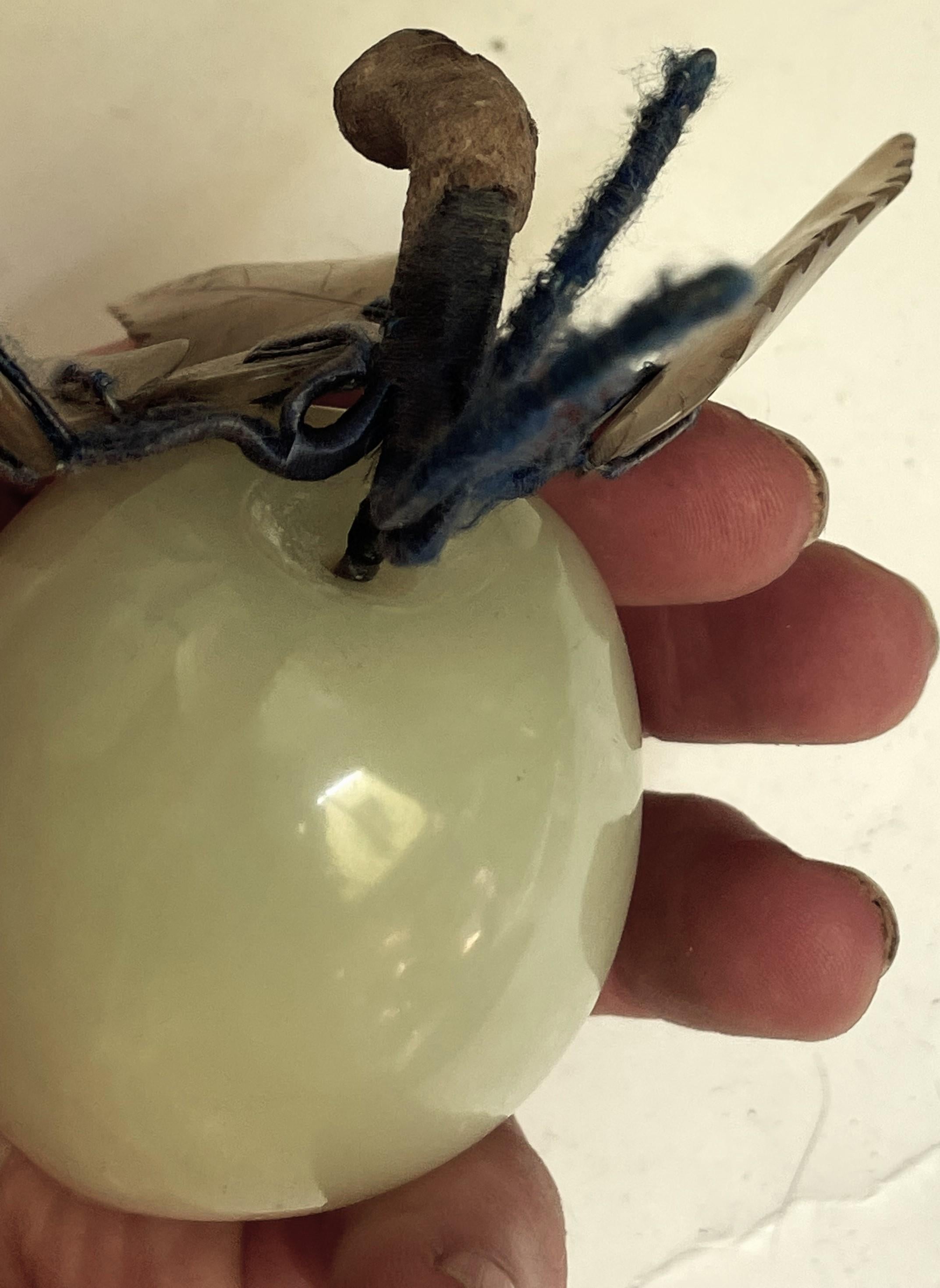 Jade Asiático Tallado Ciruela/Melocotón Fruta de Piedra Dura Hojas Talladas en venta 1