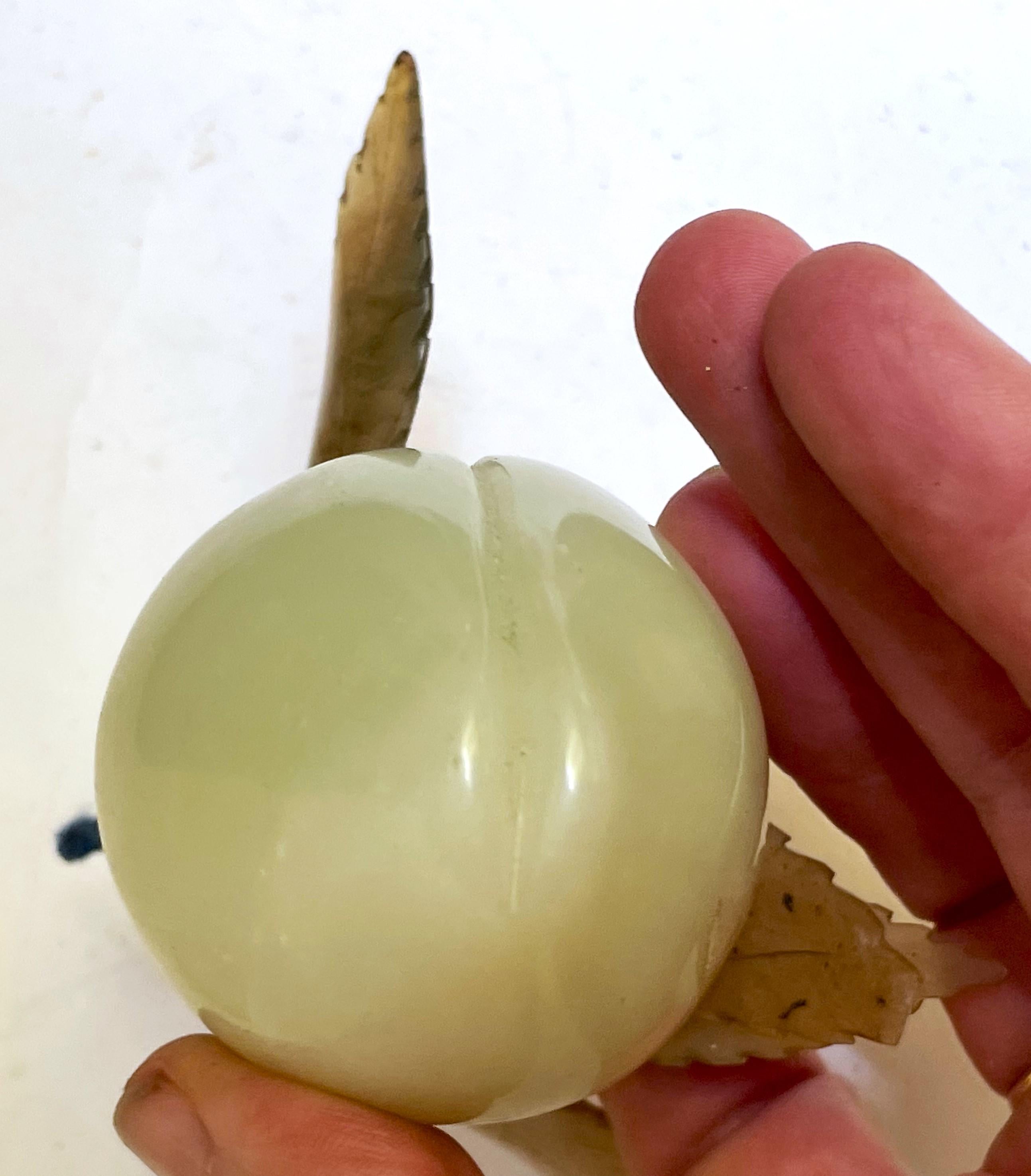 Jade Asiático Tallado Ciruela/Melocotón Fruta de Piedra Dura Hojas Talladas en venta 2