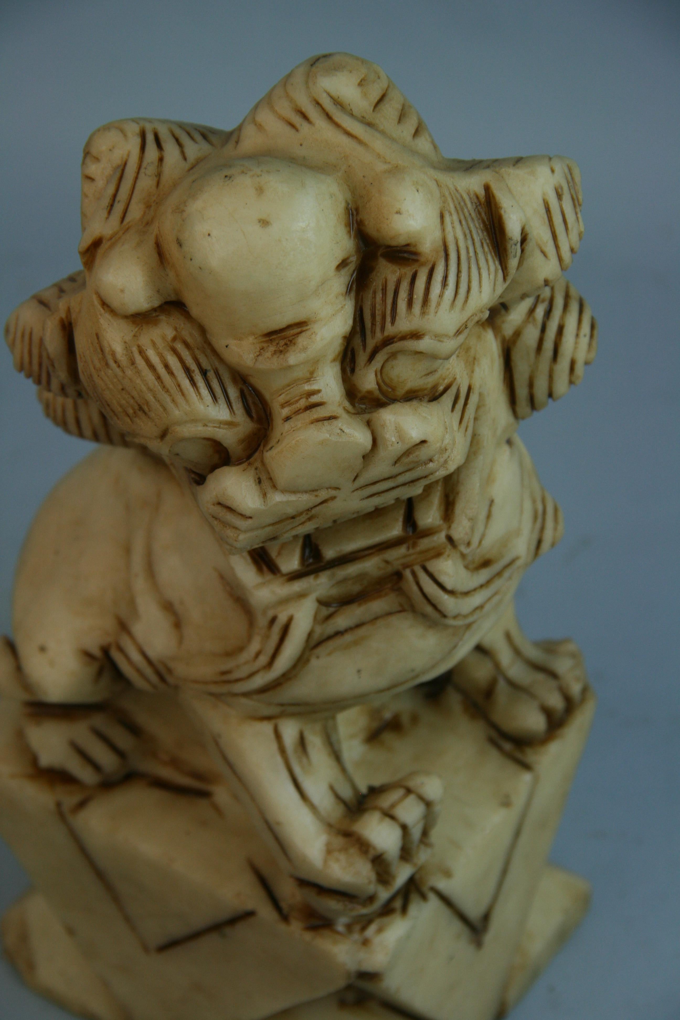 Sculpture de jardin asiatique de lion Foo en marbre sculpté en vente 8