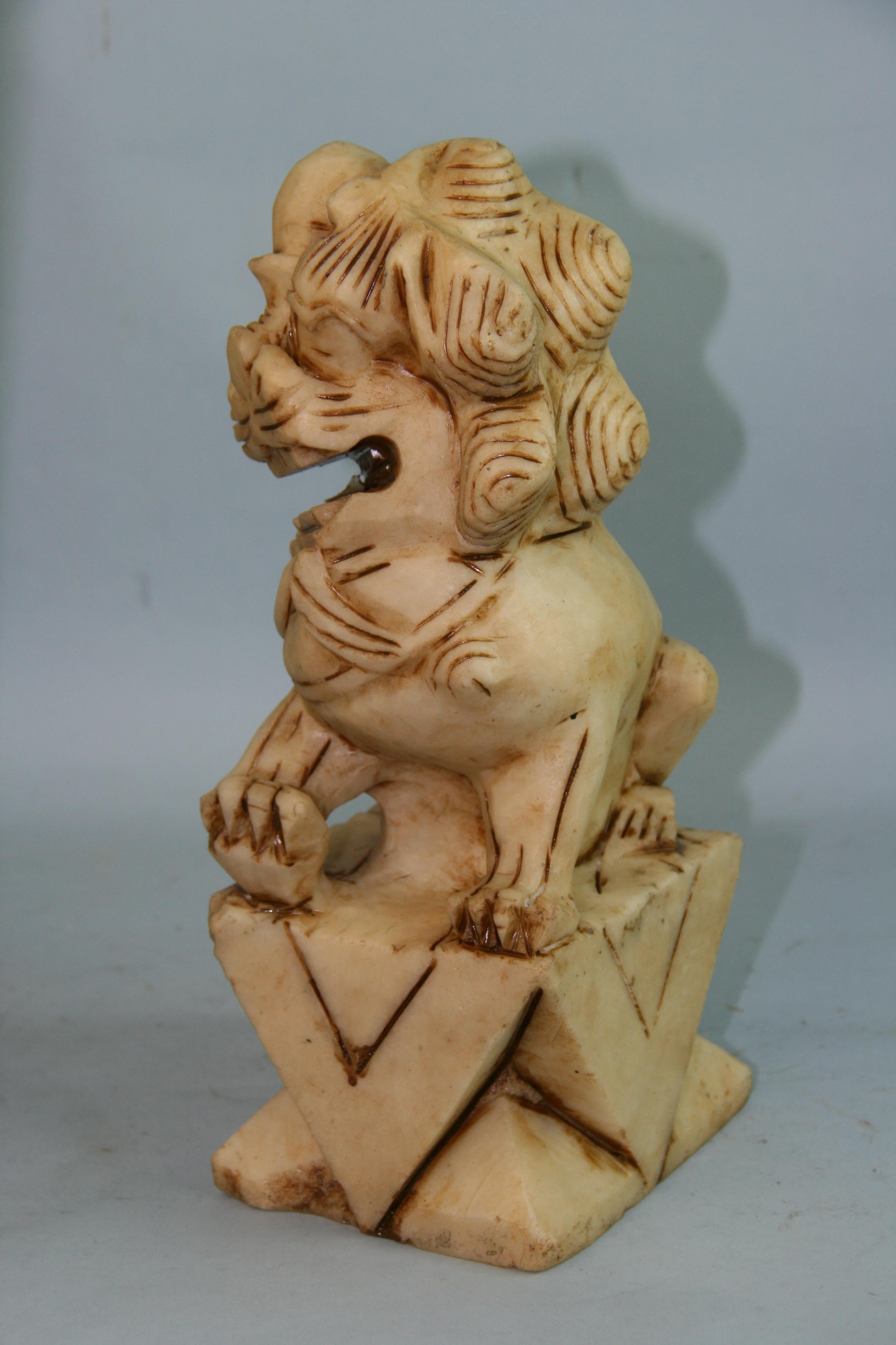 Sculpture de jardin asiatique de lion Foo en marbre sculpté en vente 1