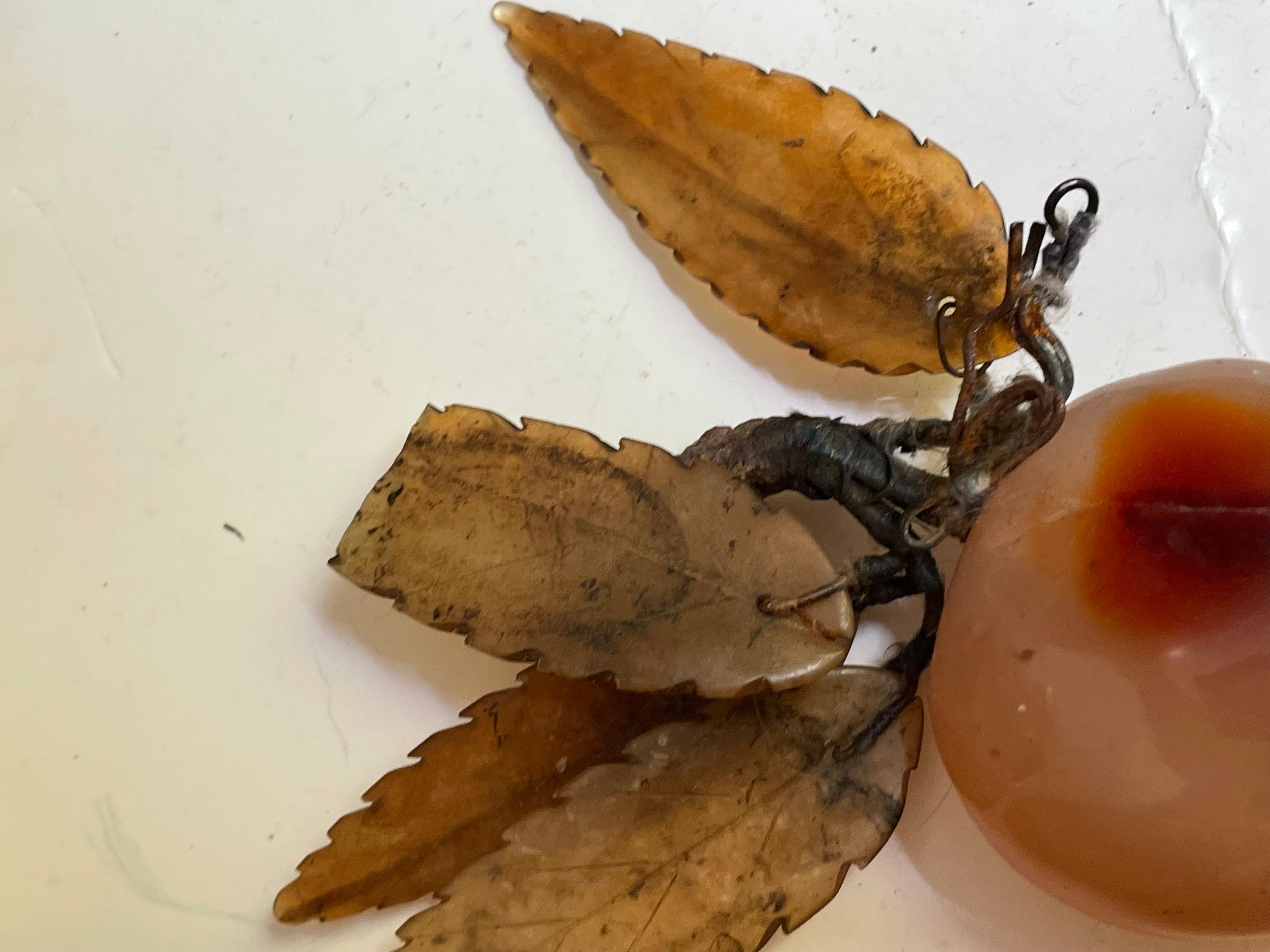 Ciruela asiática tallada Fruta de hueso duro Hojas talladas siglo XX en venta
