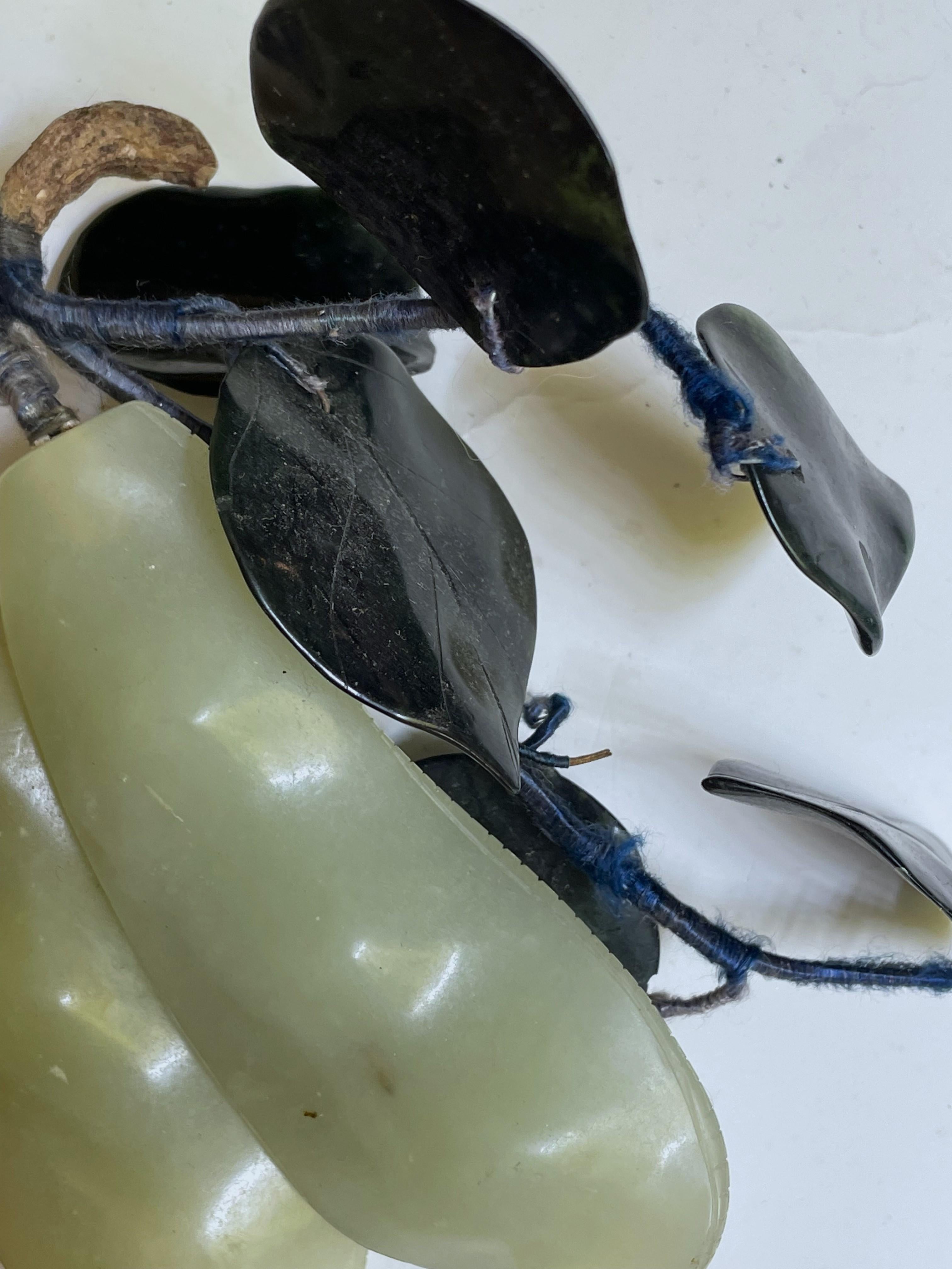 Si tratta di una forma e di un colore così divertenti e difficili da trovare per aggiungere o iniziare una collezione di frutta decorativa. I piselli e le foglie sono di giada scolpita in modo realistico, con i piselli di una tonalità più chiara,