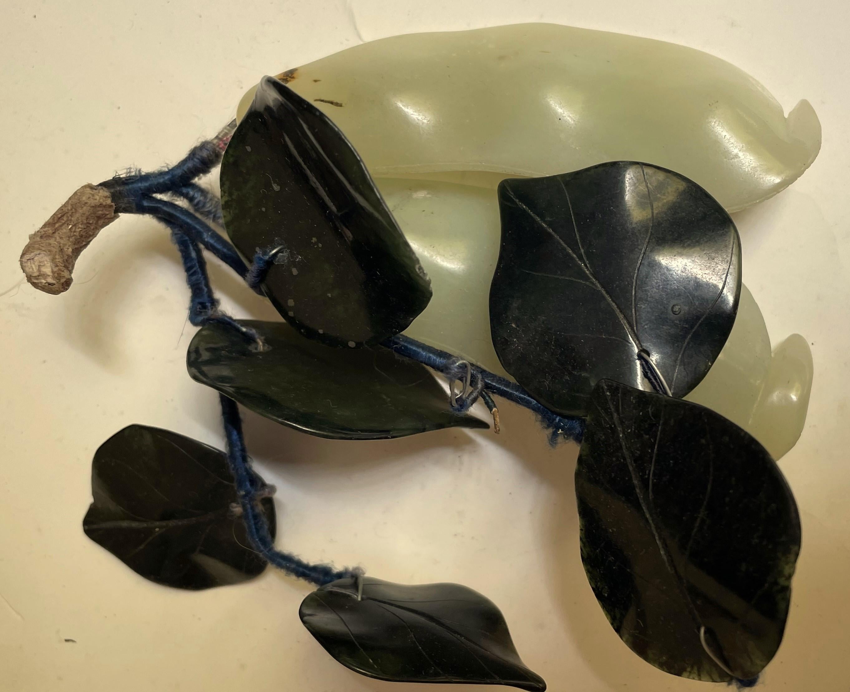 Mid-Century moderno Frutto asiatico intagliato di piselli della neve Foglie di giada Pietra dura decorativa