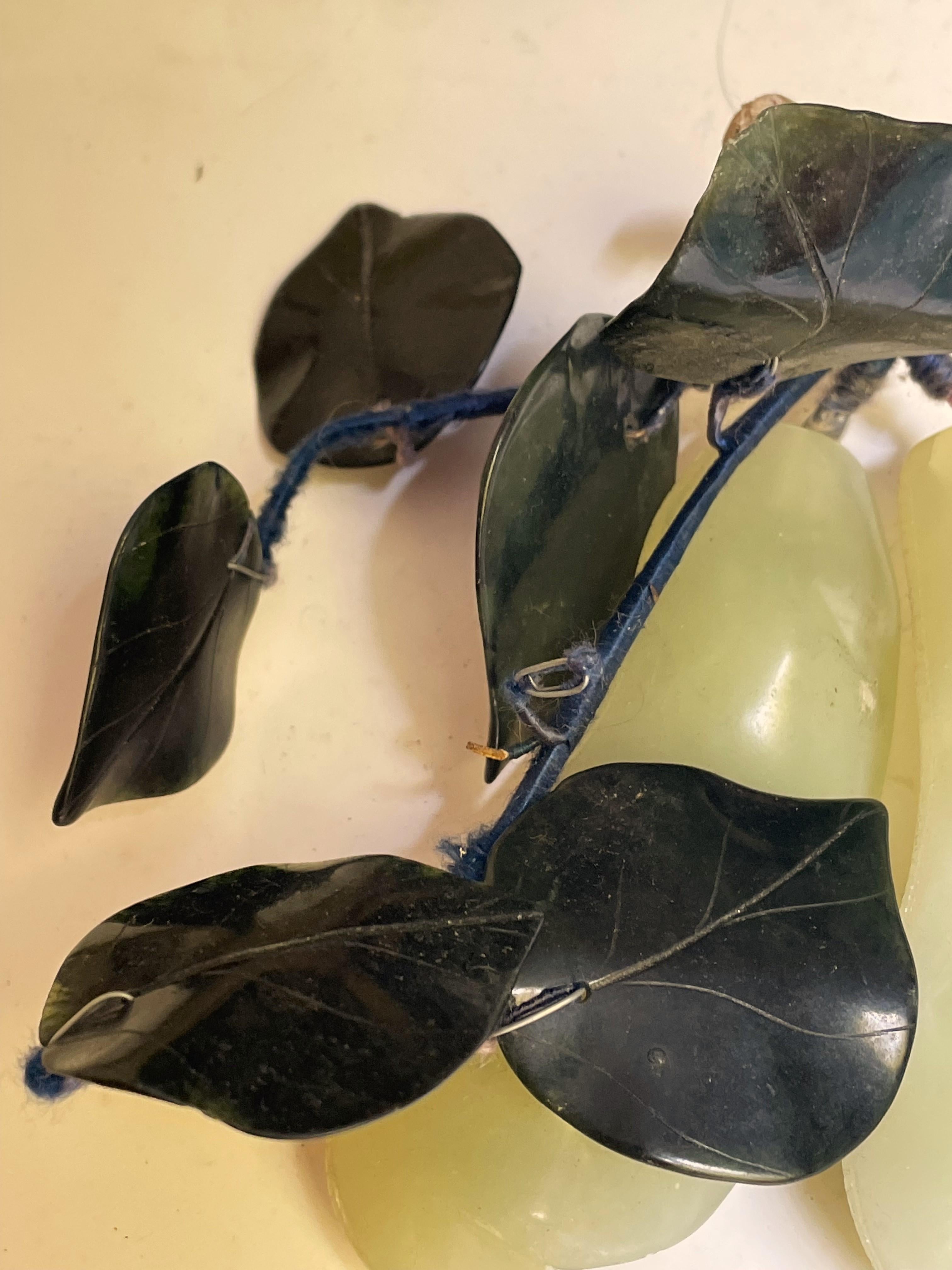 Frutto asiatico intagliato di piselli della neve Foglie di giada Pietra dura decorativa In condizioni buone a Clifton Forge, VA
