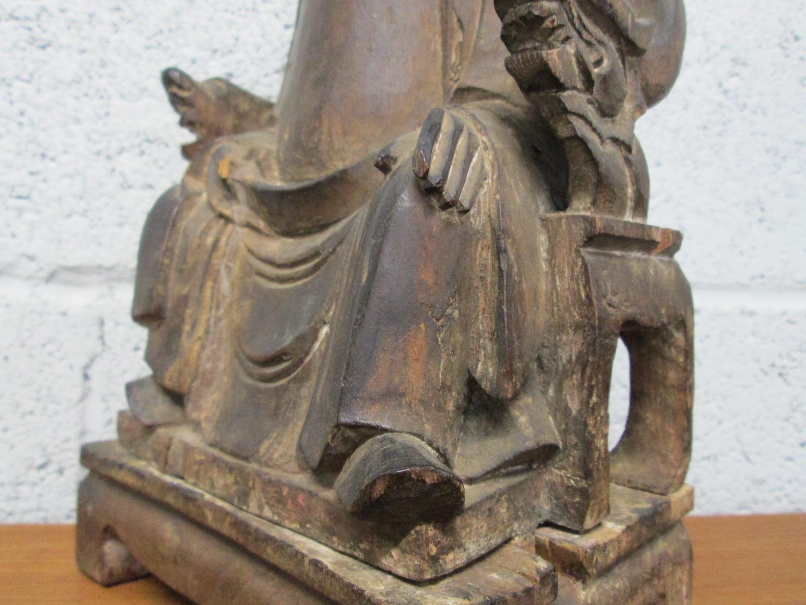 Statue de Bouddha en bois sculpté asiatique en vente 1