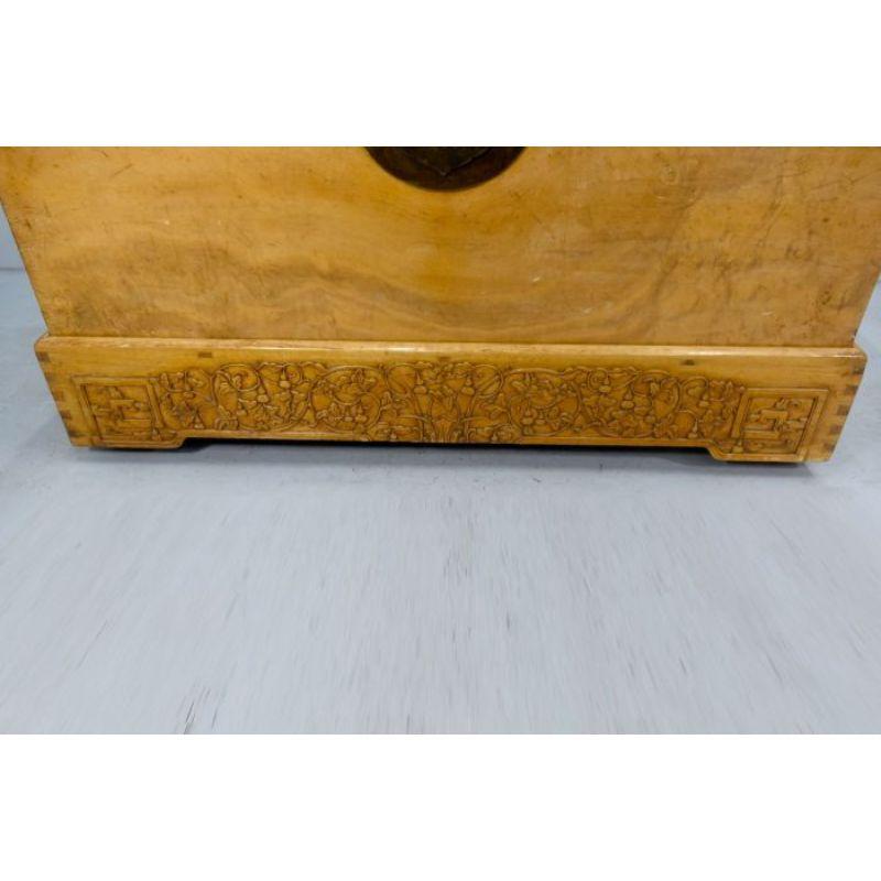 Cassapanca asiatica in legno intagliato su ruote In condizioni buone in vendita a Marseille, FR