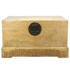 Cassapanca asiatica in legno intagliato su ruote