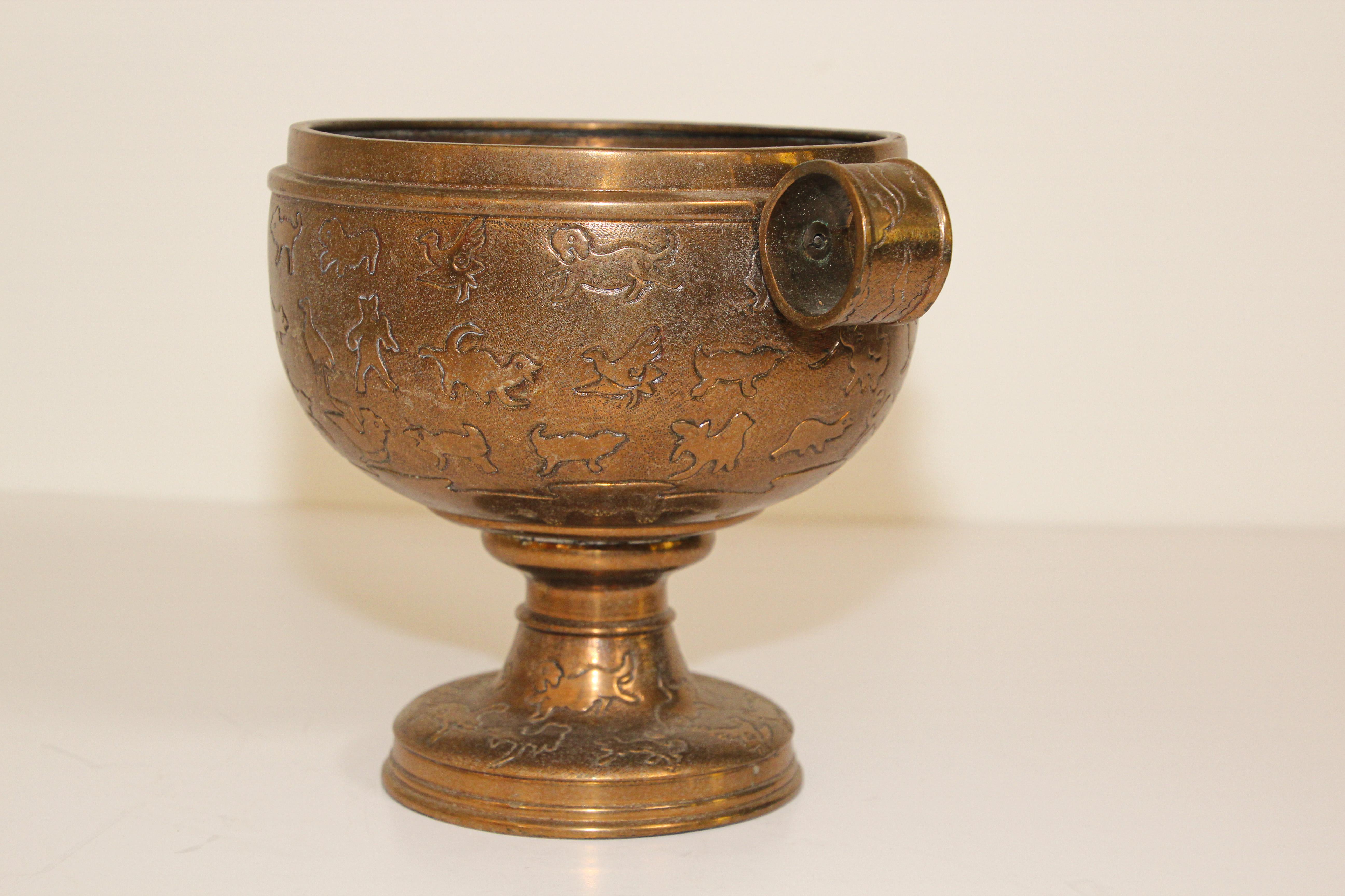 Vaso asiatico con piede in ottone fuso con disegni di animali in vendita 3