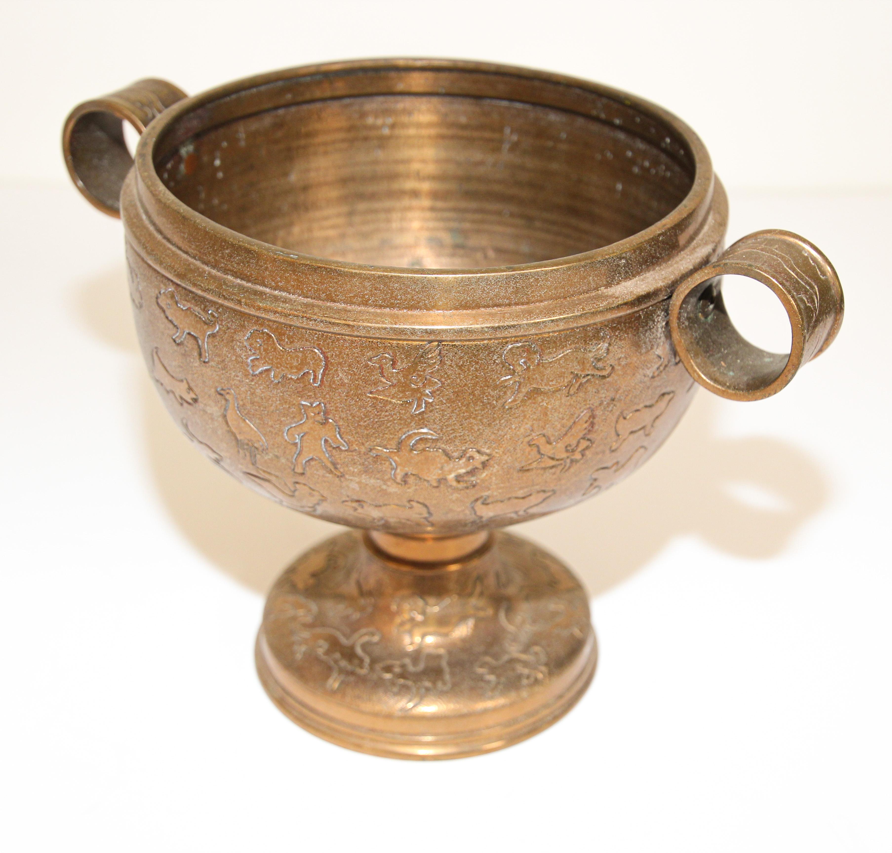 Vaso asiatico con piede in ottone fuso con disegni di animali in vendita 4