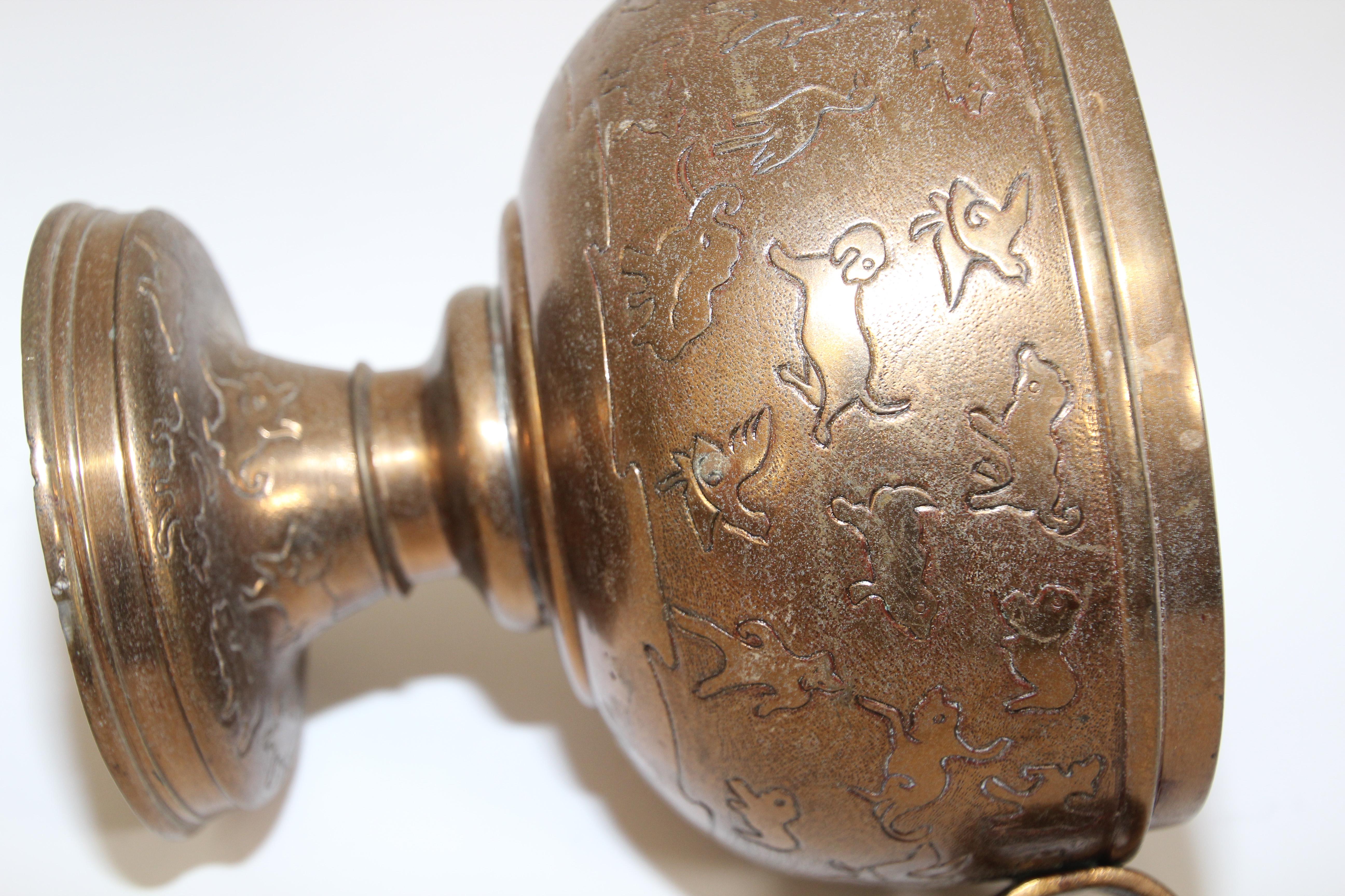 Vaso asiatico con piede in ottone fuso con disegni di animali in vendita 10