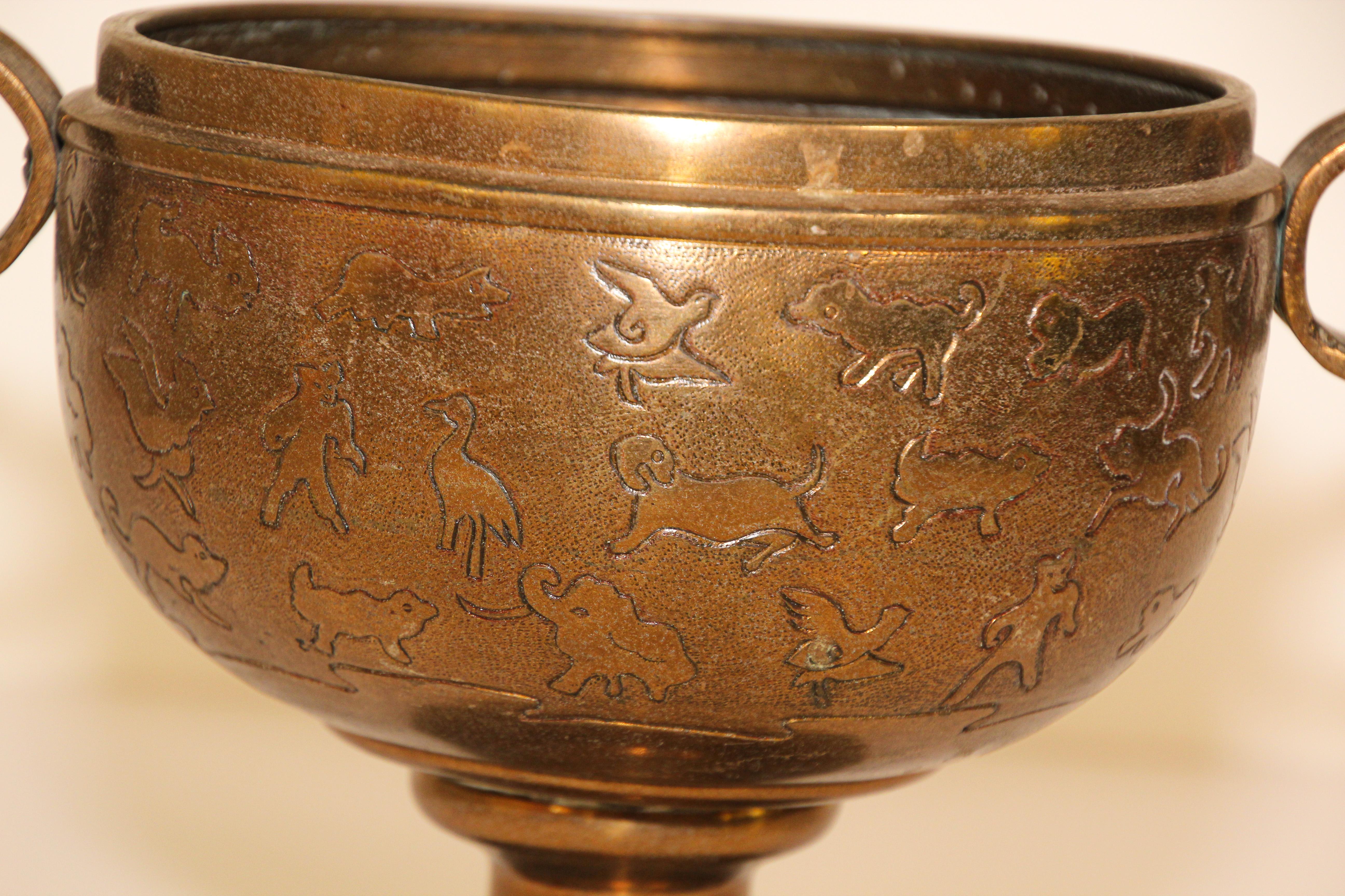 Esportazione cinese Vaso asiatico con piede in ottone fuso con disegni di animali in vendita