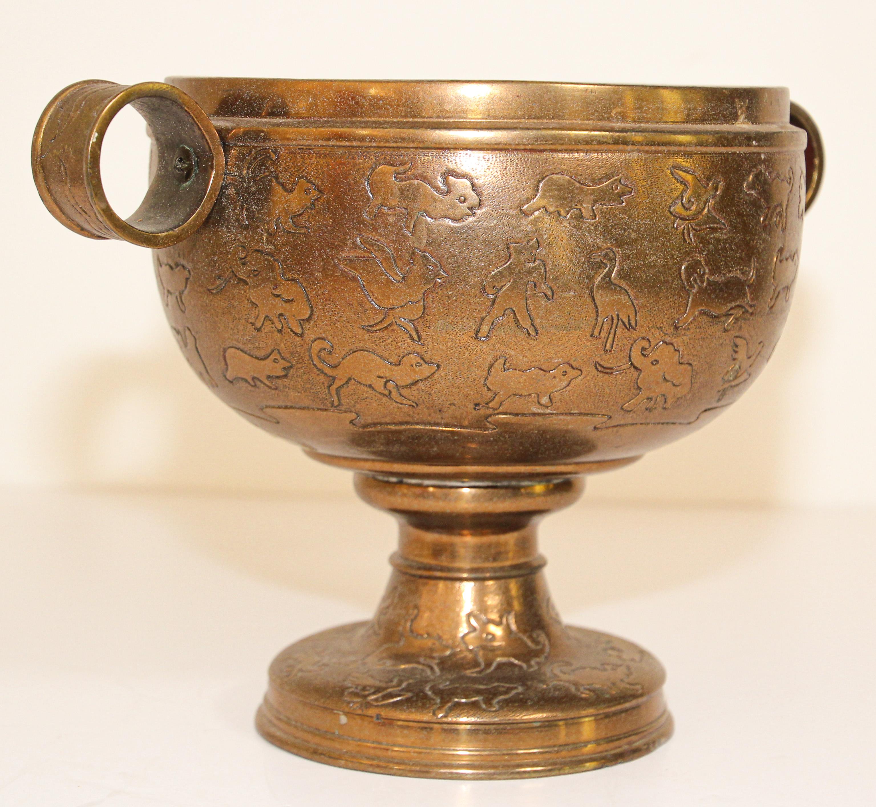 Ottone Vaso asiatico con piede in ottone fuso con disegni di animali in vendita