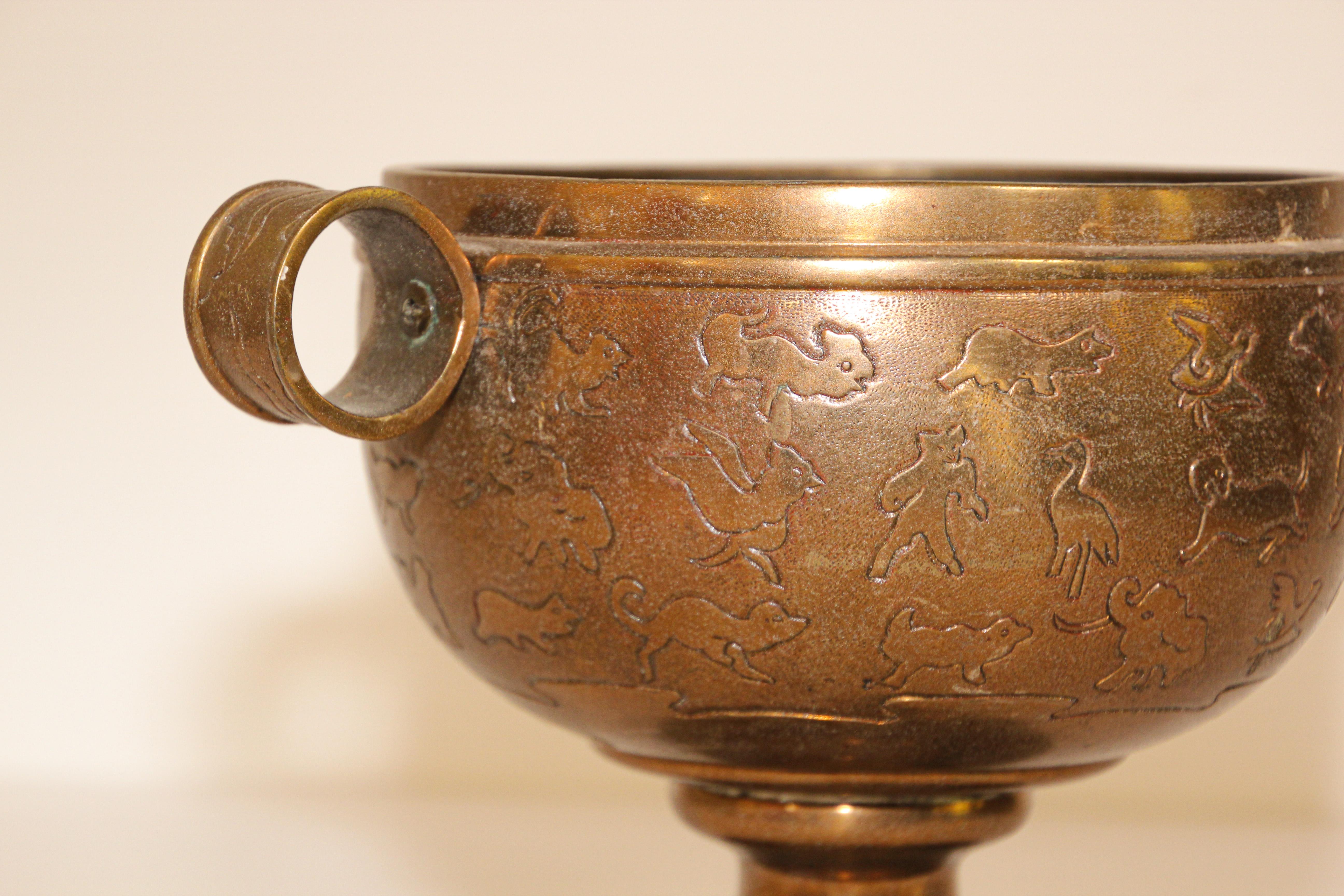 Vaso asiatico con piede in ottone fuso con disegni di animali in vendita 1
