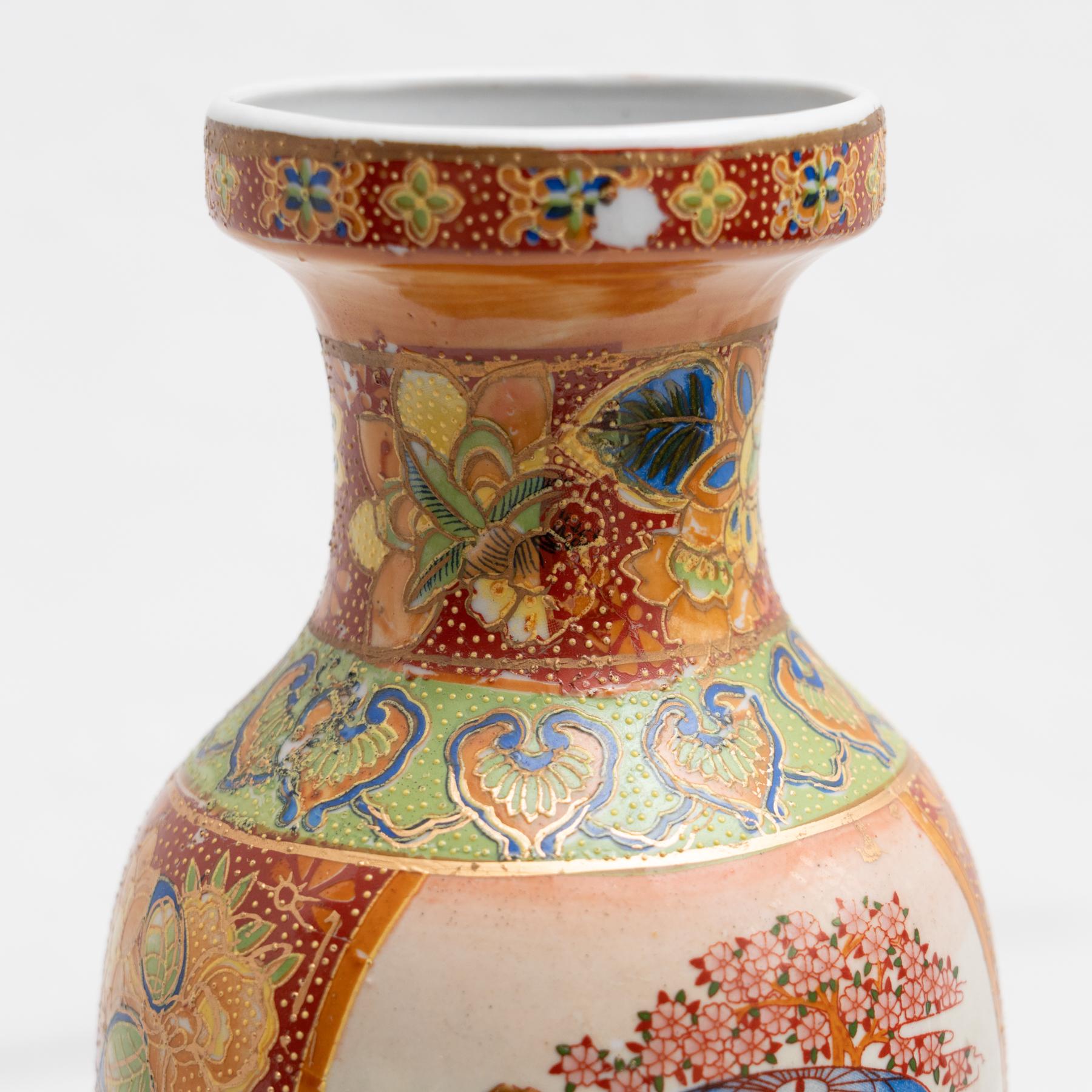 Asiatische handbemalte Keramikvase, um 1950 4