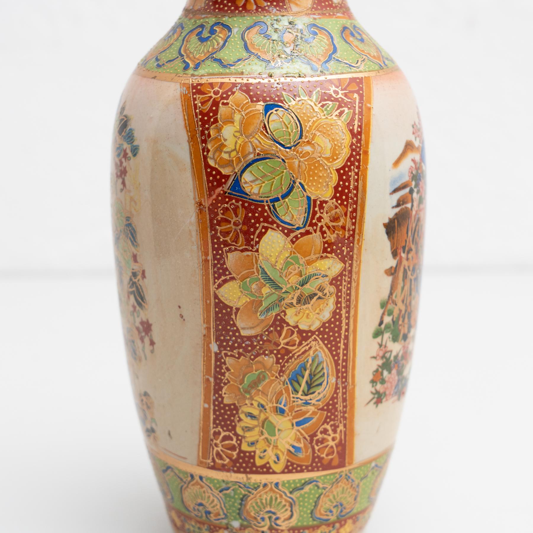 Asiatische handbemalte Keramikvase, um 1950 5