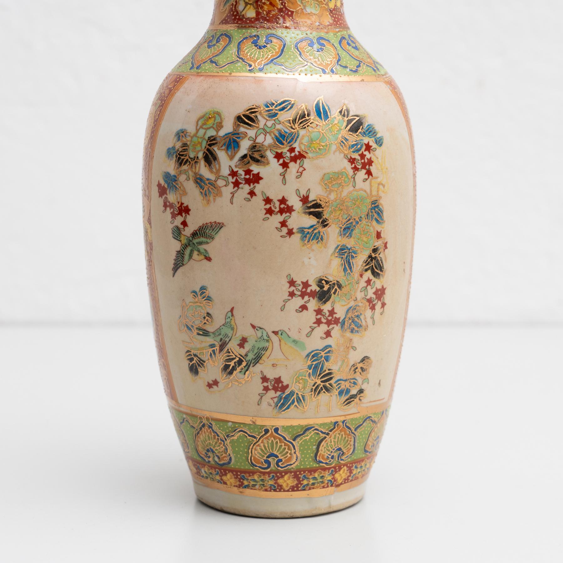 Asiatische handbemalte Keramikvase, um 1950 6