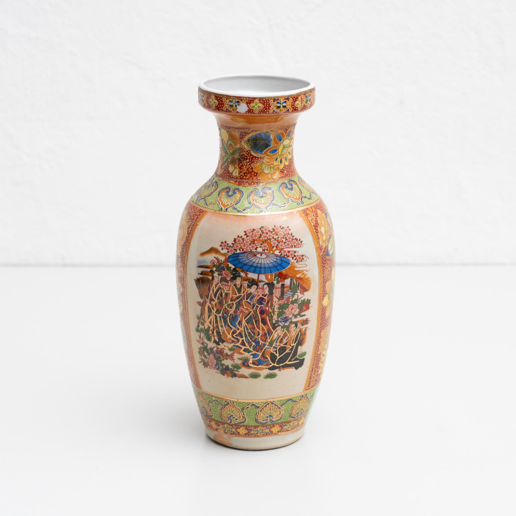 Asiatische Keramikvase, handbemalt. Die Vorderseite ist mit einer traditionellen Szene verziert.

Hergestellt von einem unbekannten Hersteller aus Asien, um 1950.

Originaler Zustand mit geringen alters- und gebrauchsbedingten