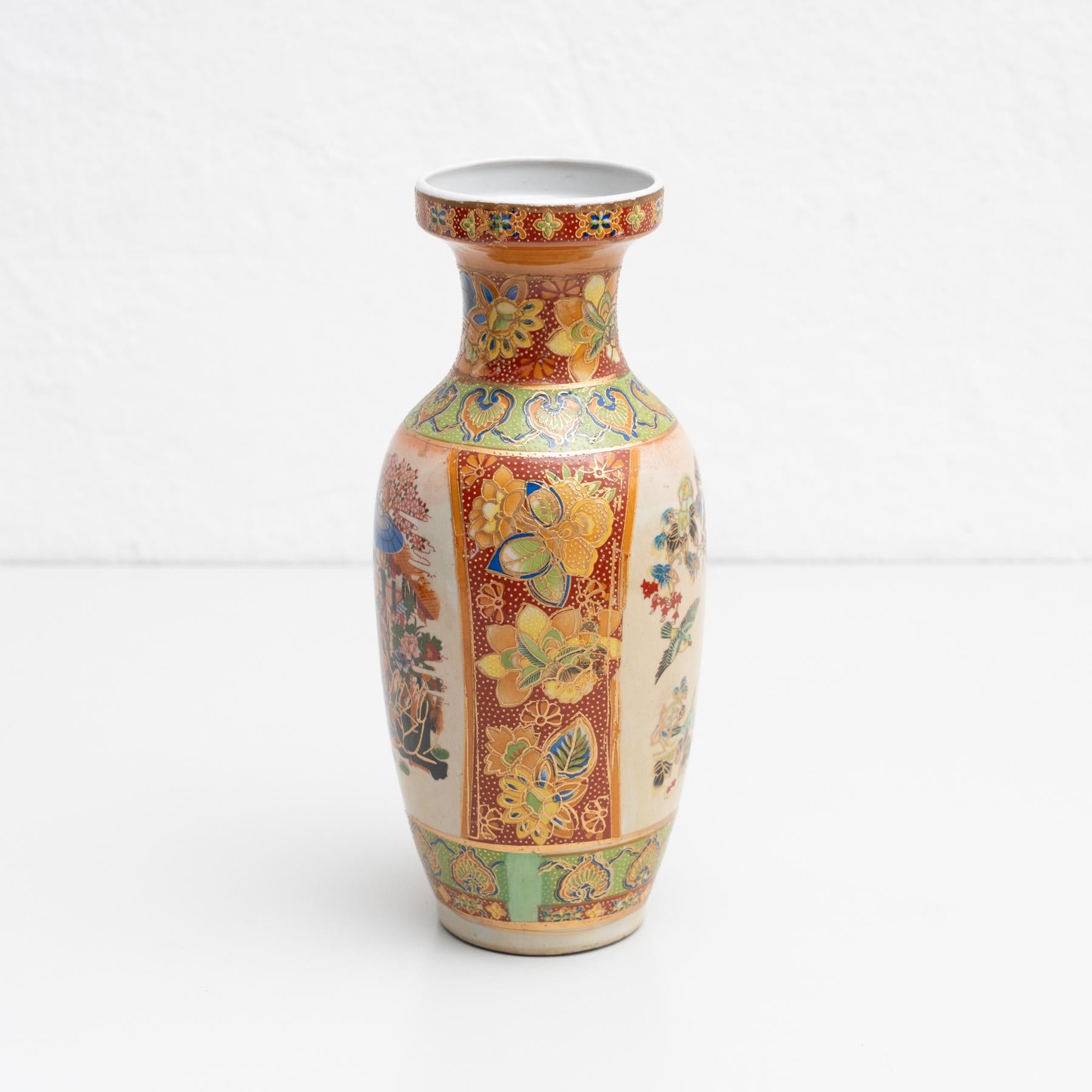 Asiatische handbemalte Keramikvase, um 1950 (Handbemalt)