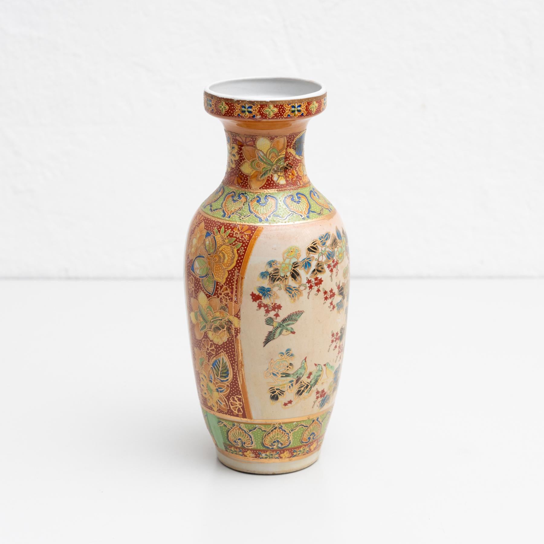 Asiatische handbemalte Keramikvase, um 1950 im Zustand „Gut“ in Barcelona, Barcelona