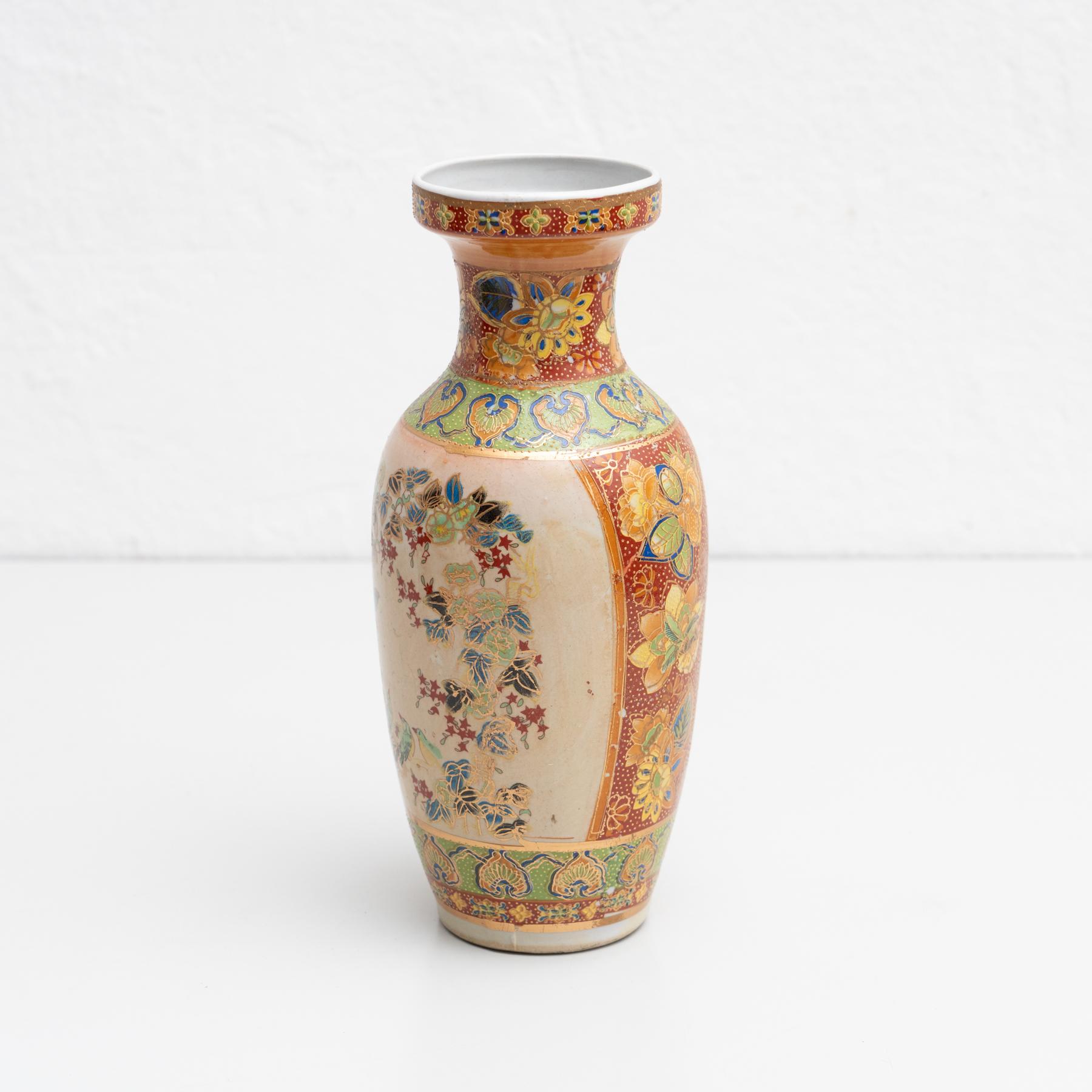 Asiatische handbemalte Keramikvase, um 1950 (Mitte des 20. Jahrhunderts)