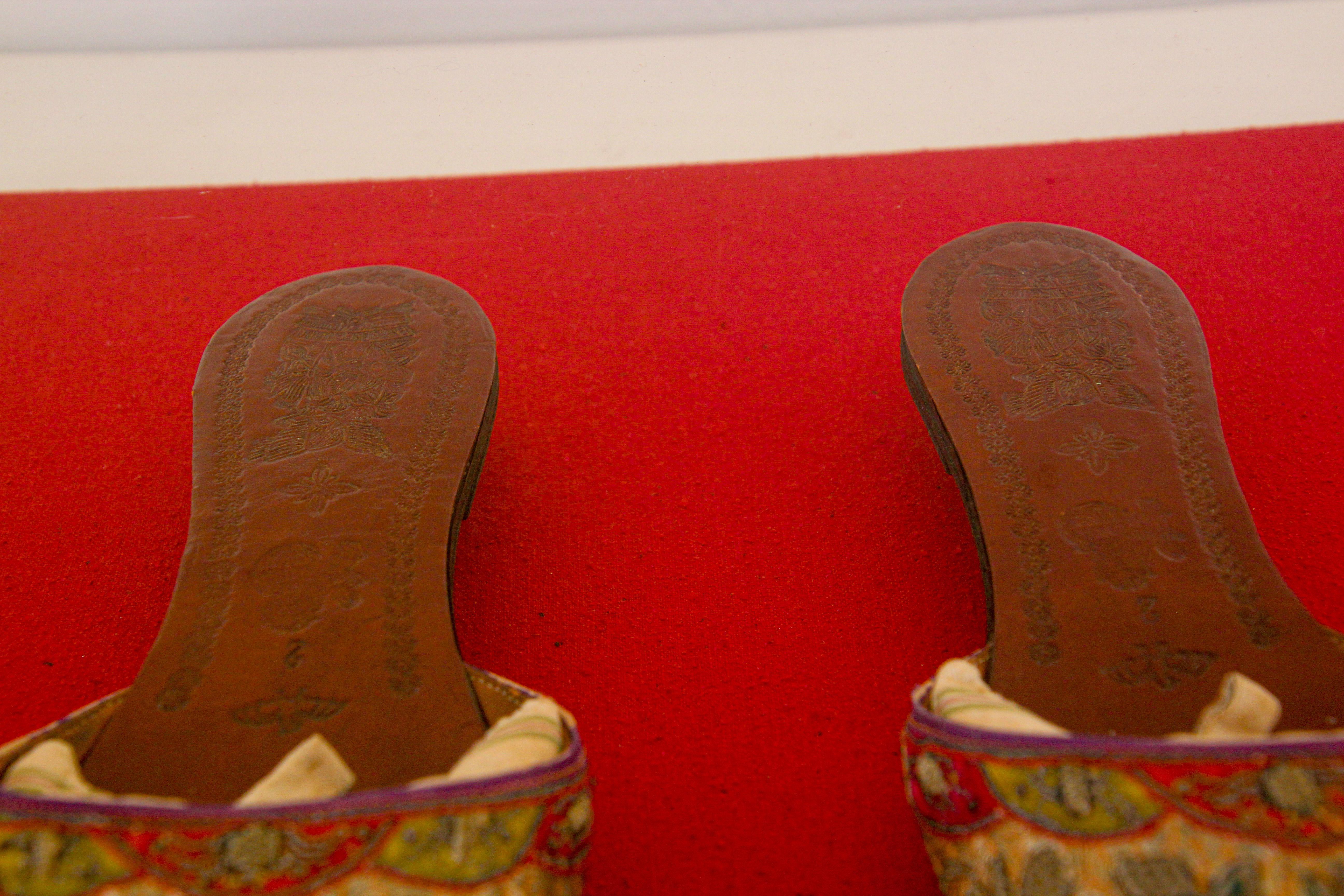 Chaussures chinoises anciennes en cuir et soie brodées en vente 9