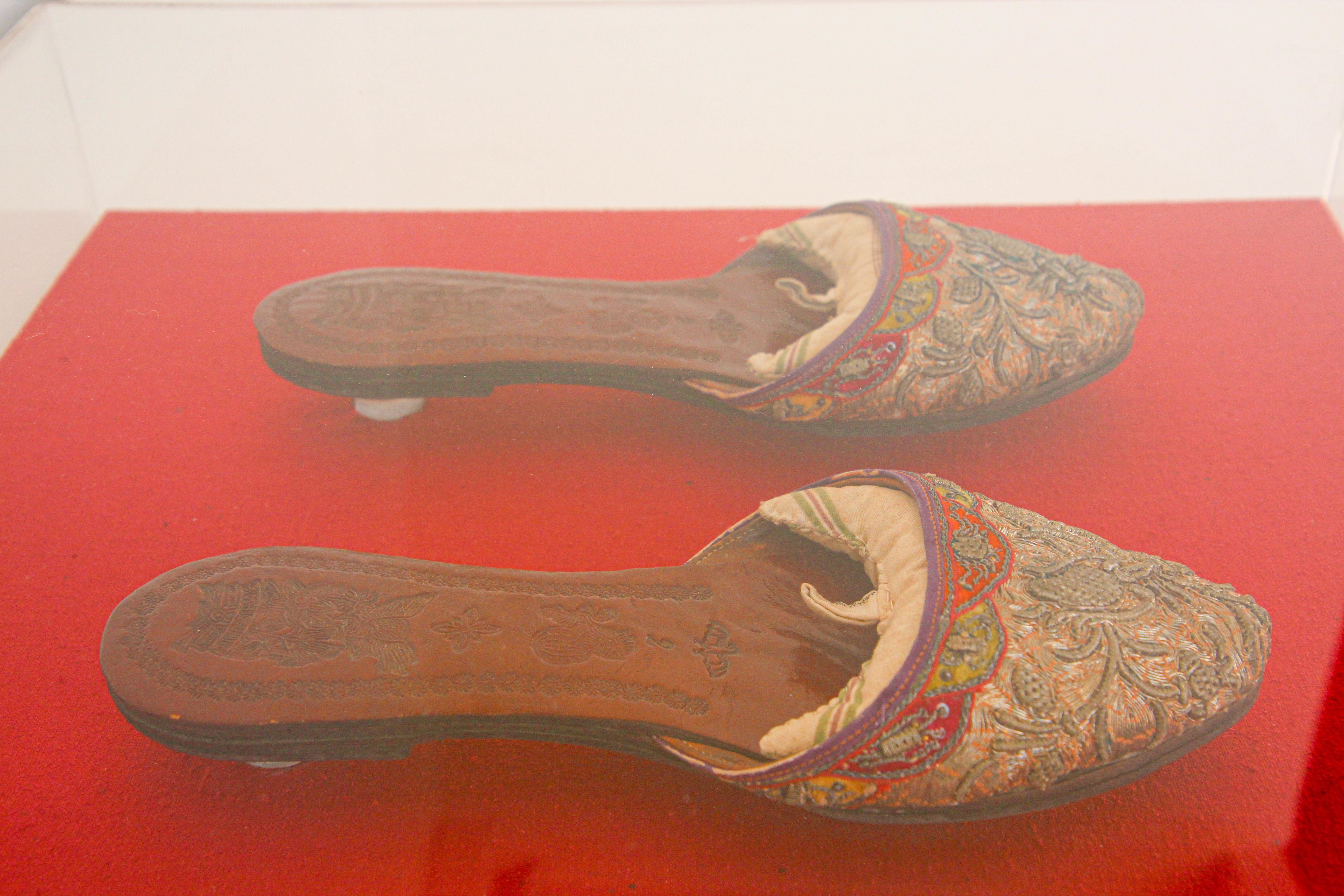 Chaussures chinoises anciennes en cuir et soie brodées en vente 10