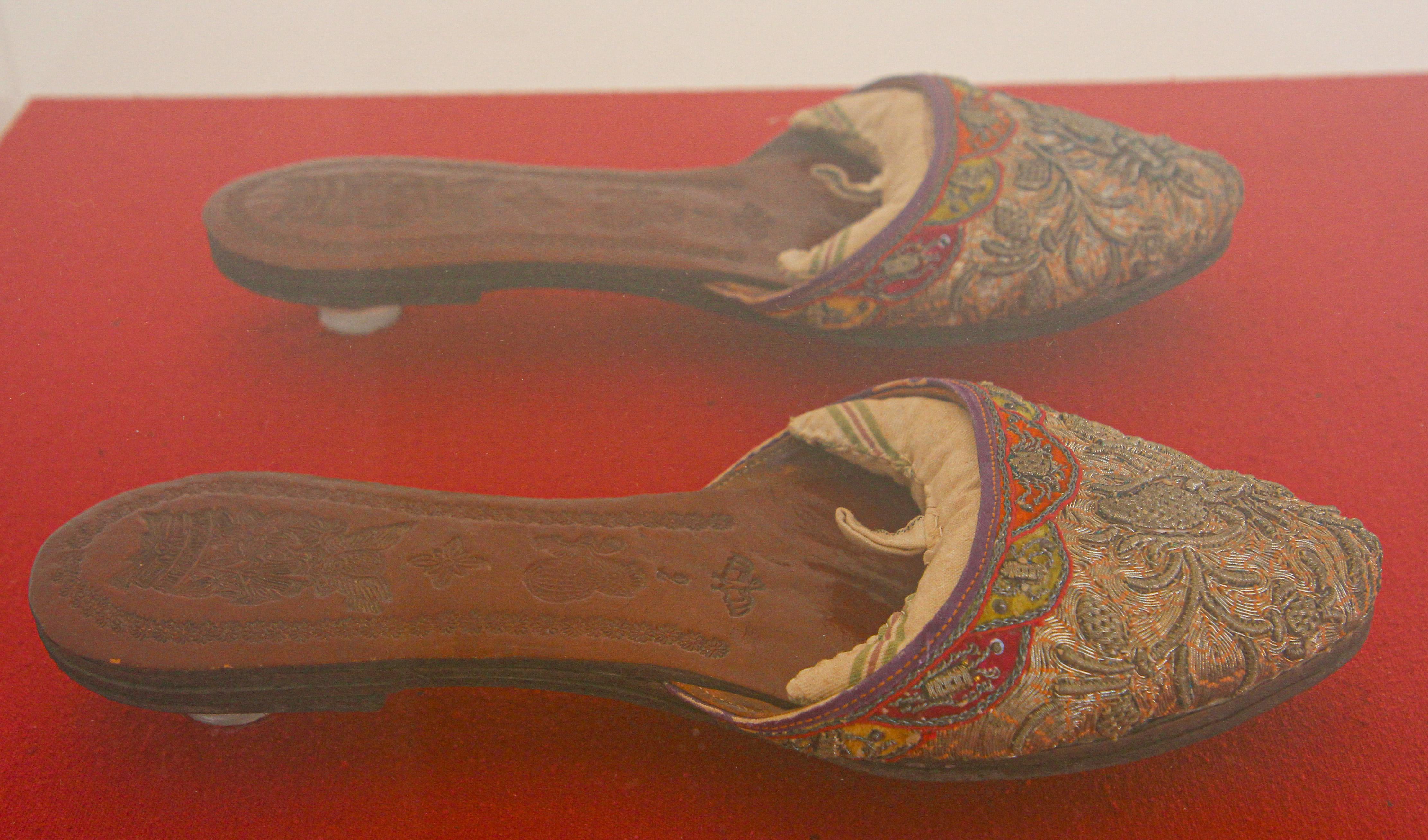 Chaussures chinoises anciennes en cuir et soie brodées en vente 13