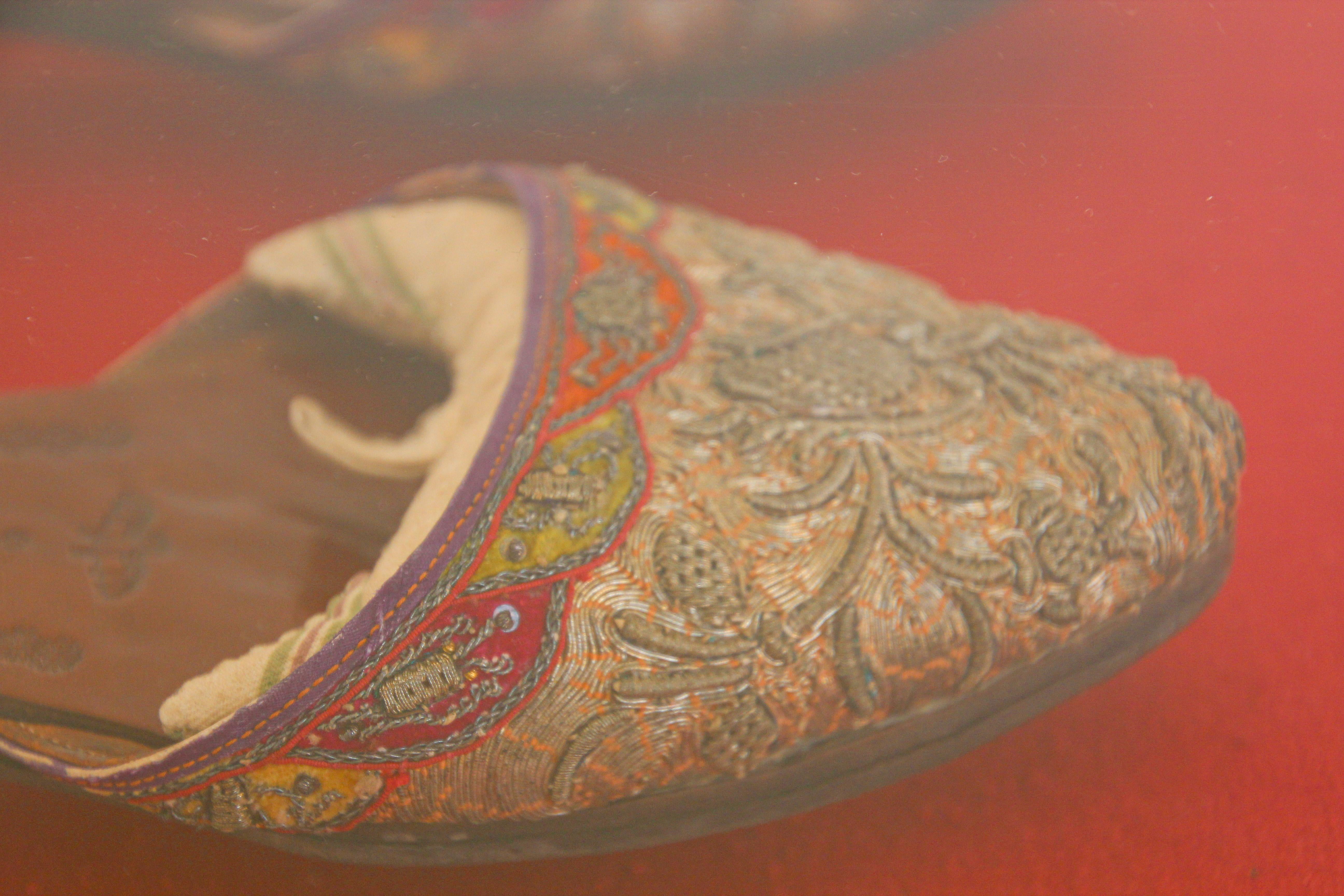 Asiatische chinesische antike Leder Schuhe und Seide bestickte gerahmte Kunst im Angebot 14