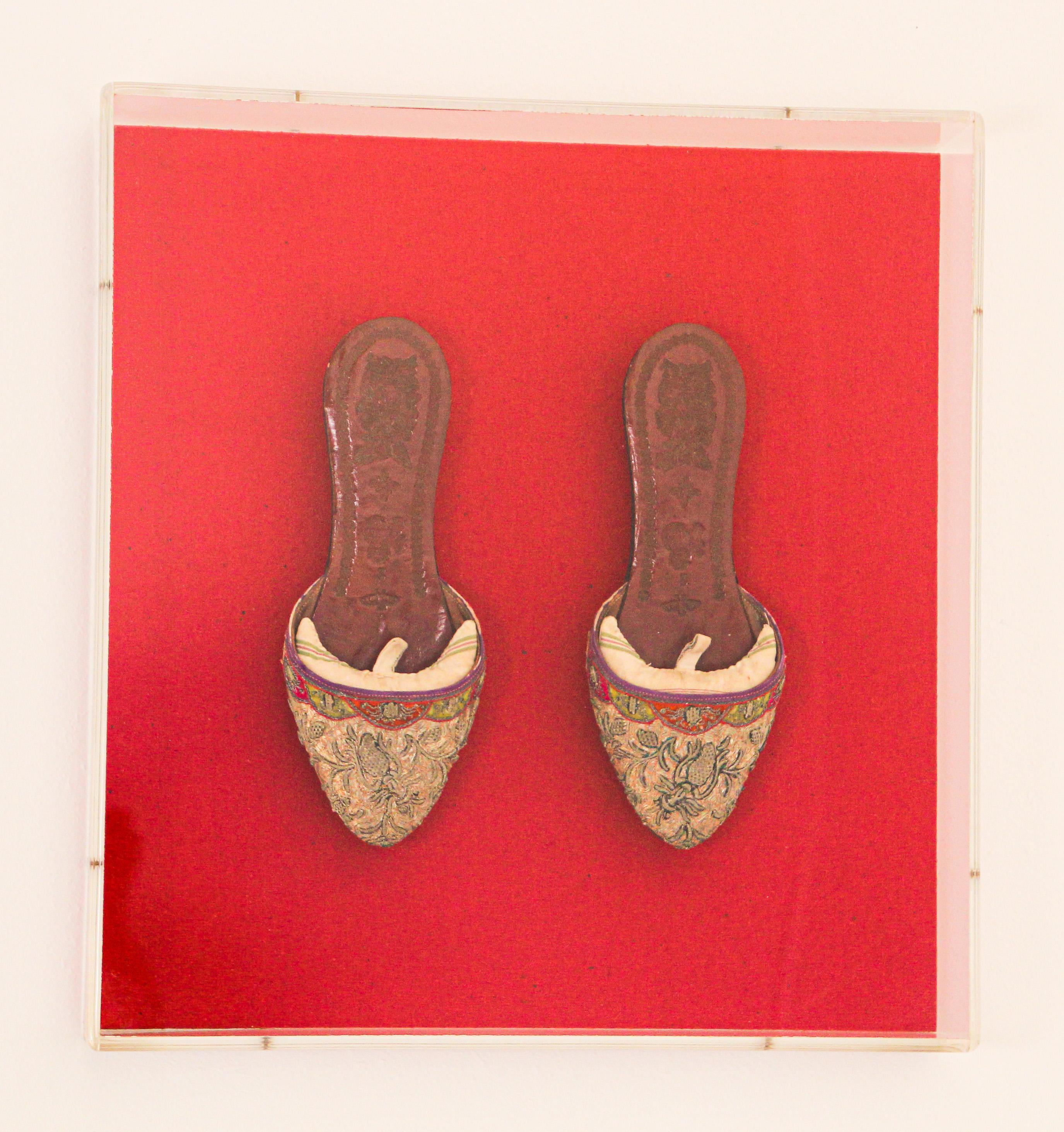 Asiatische chinesische antike Leder Schuhe und Seide bestickte gerahmte Kunst im Angebot 15